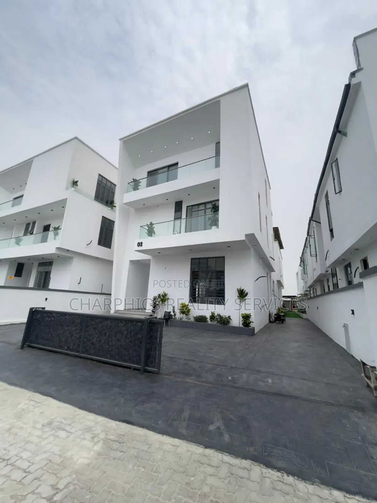 5bdrm Duplex in Chevron for sale in Chevron