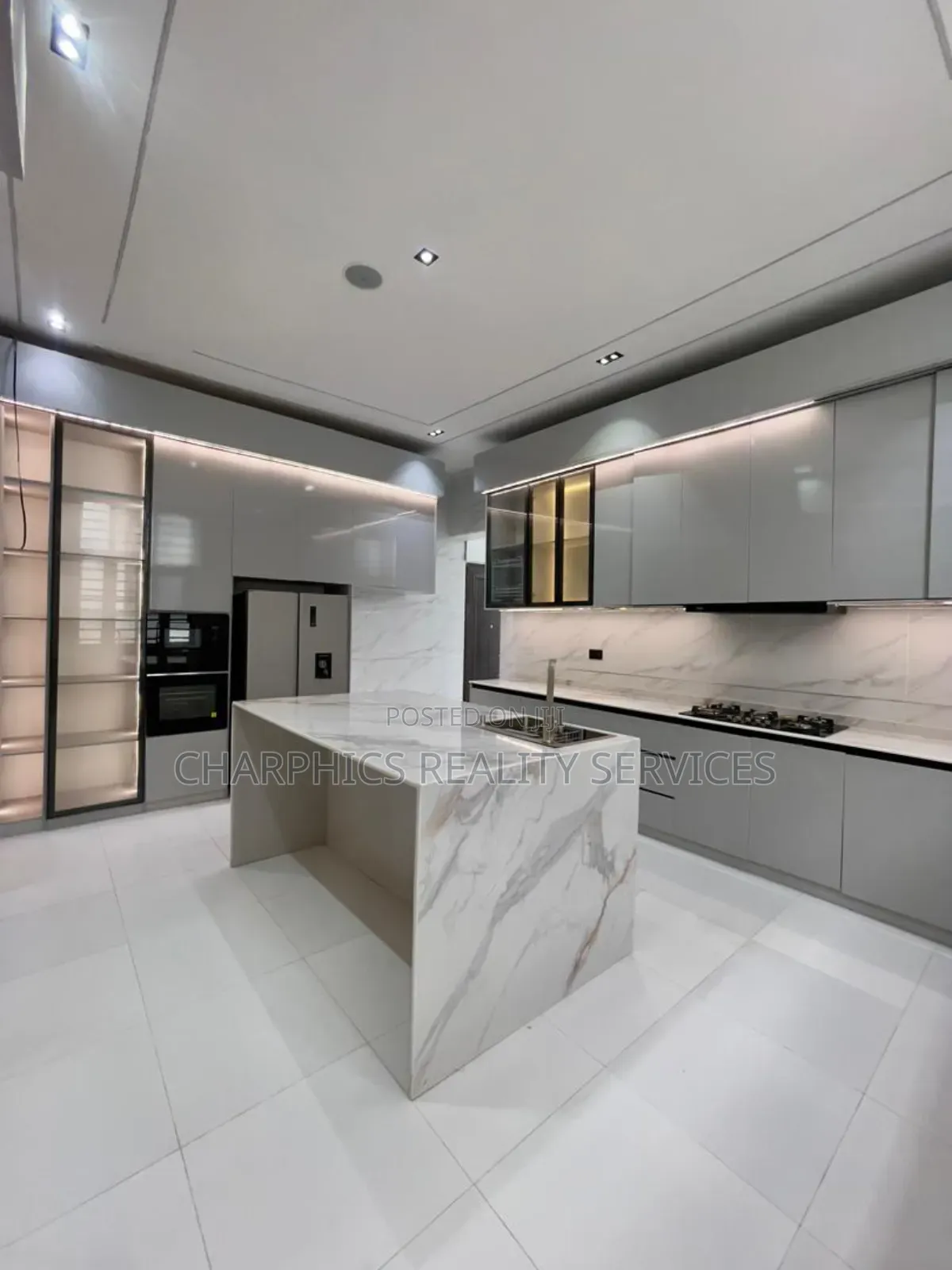 5bdrm Duplex in Chevron for sale in Chevron