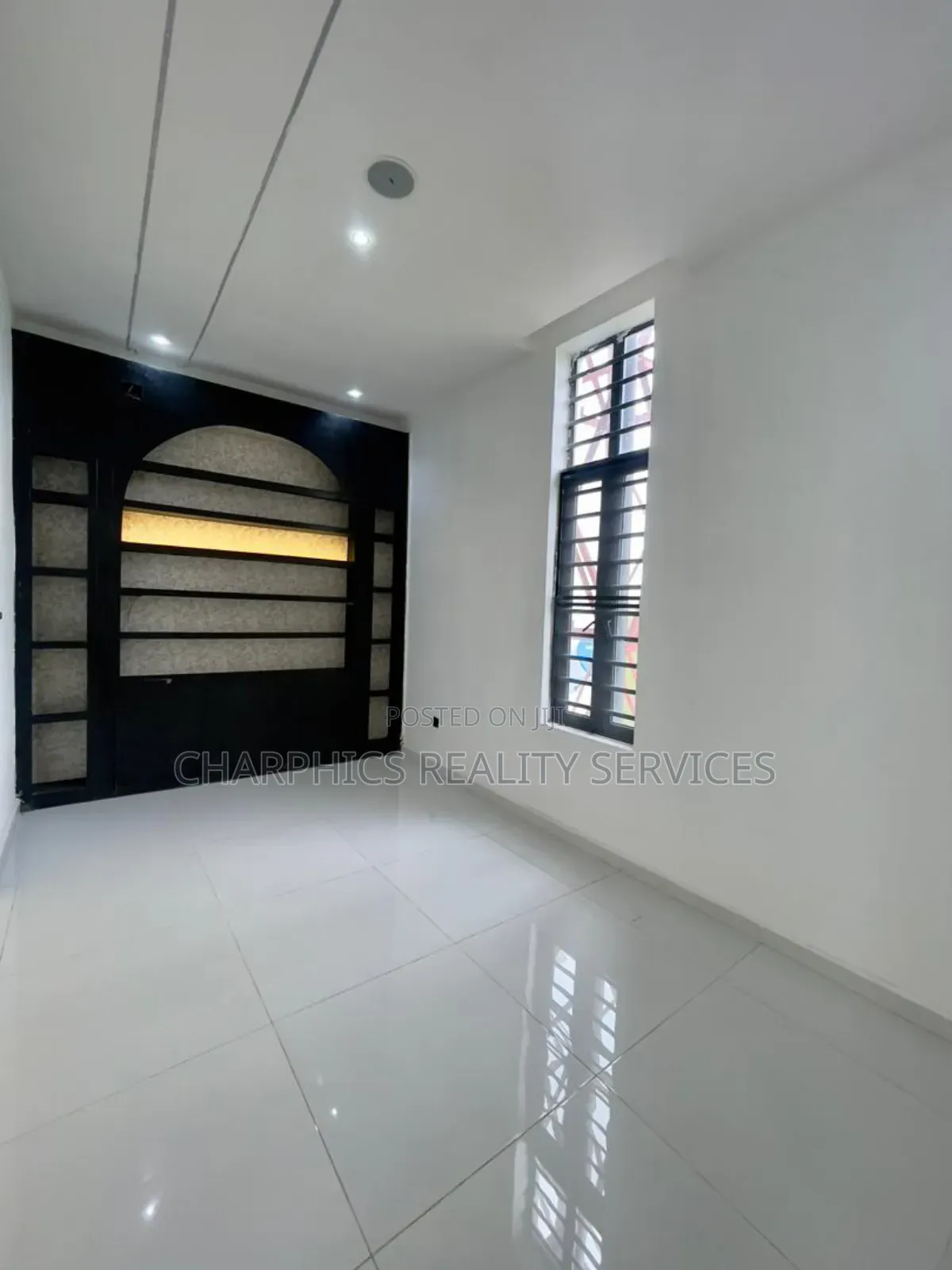 5bdrm Duplex in Chevron for sale in Chevron