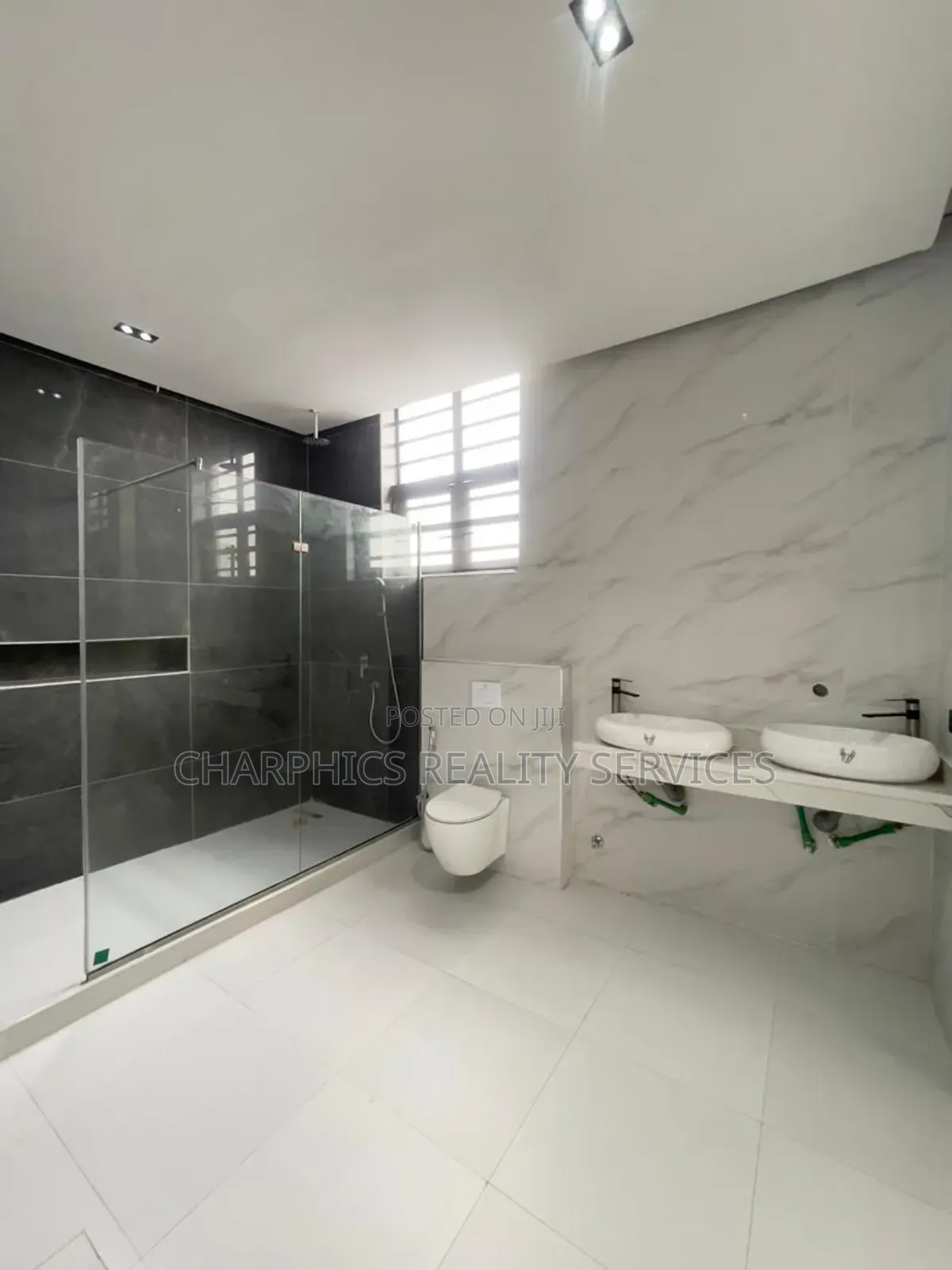 5bdrm Duplex in Chevron for sale in Chevron