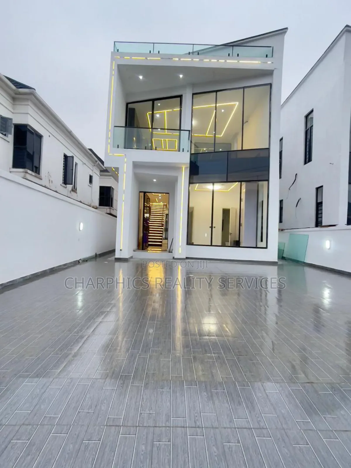 4bdrm Duplex in Chevron for sale in Chevron