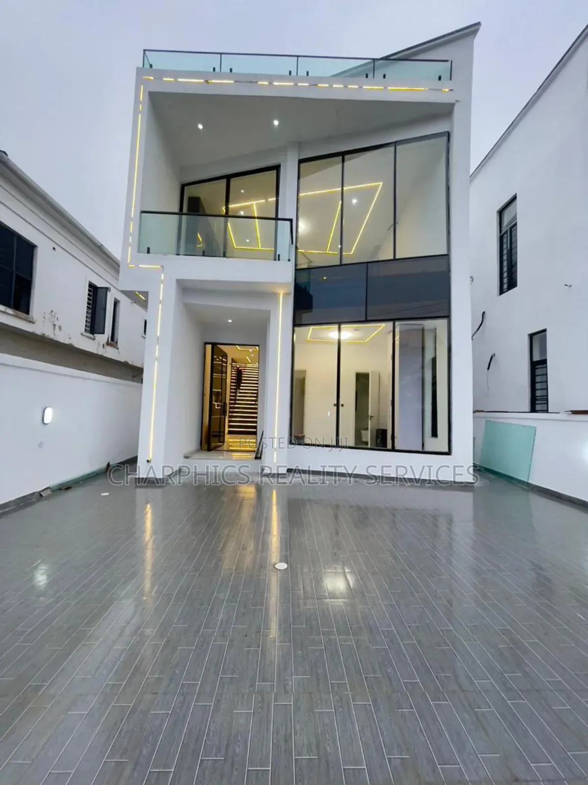 4bdrm Duplex in Chevron for sale in Chevron