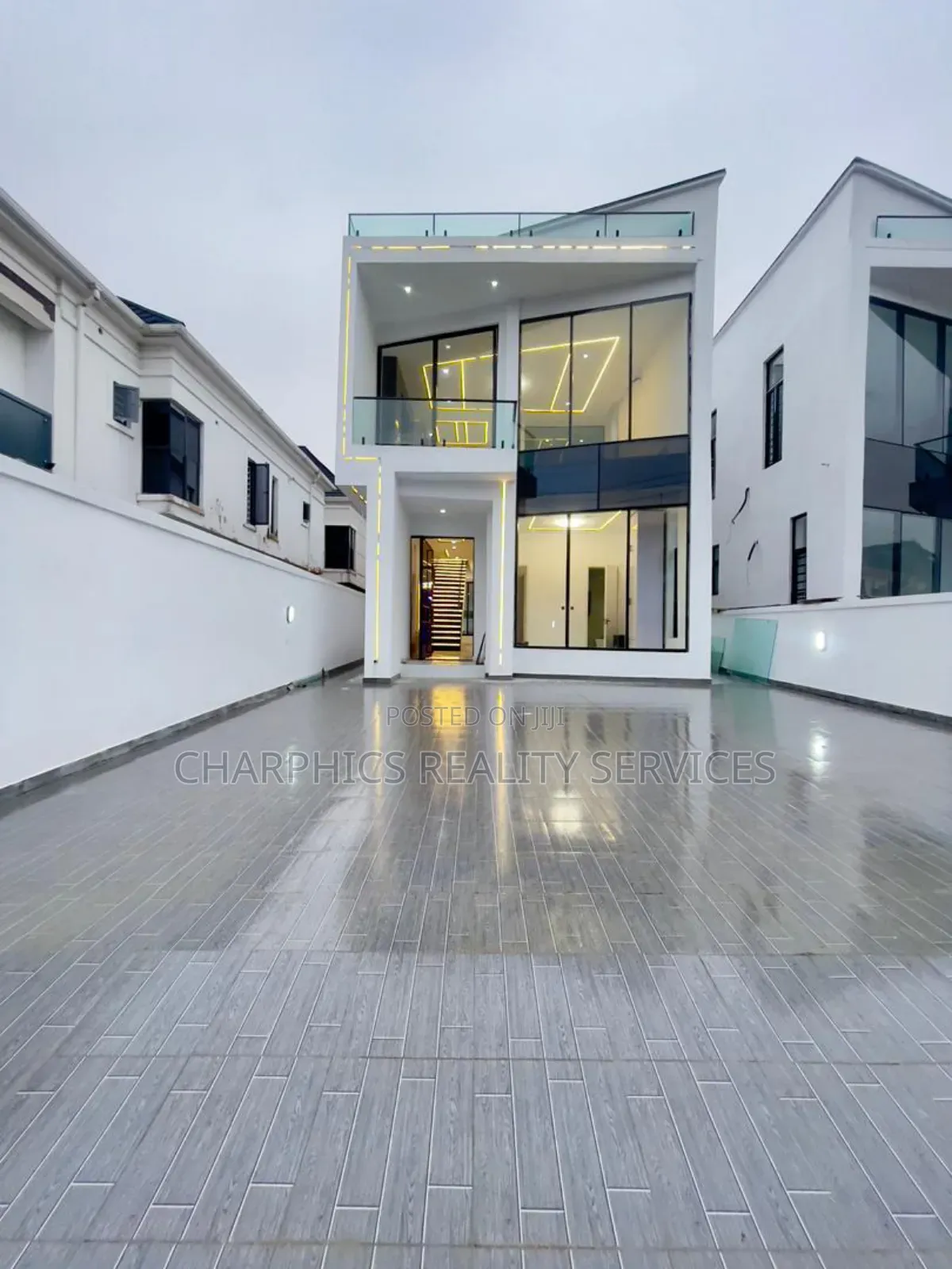 4bdrm Duplex in Chevron for sale in Chevron