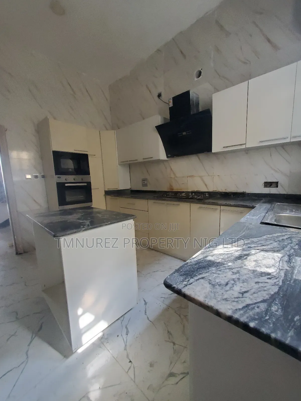 4bdrm Duplex in Orchil Road, Chevron for rent in Chevron