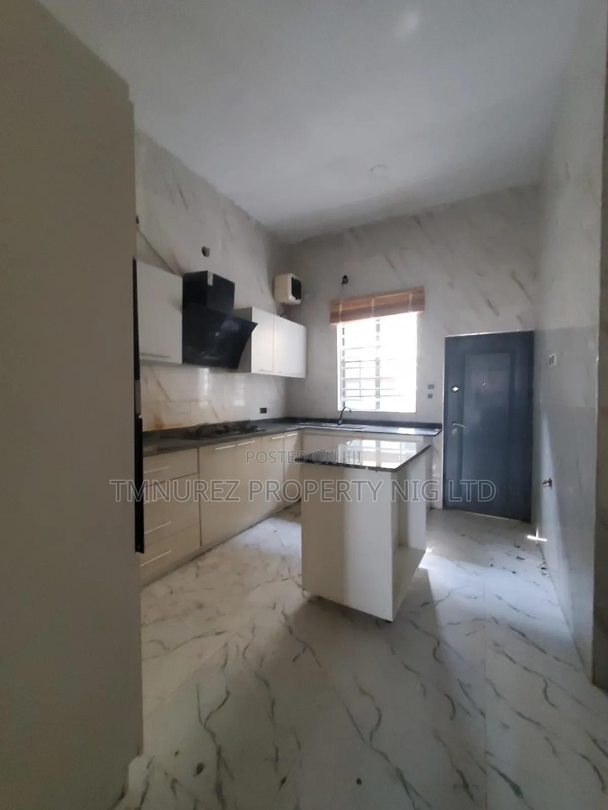 4bdrm Duplex in Orchil Road, Chevron for rent in Chevron