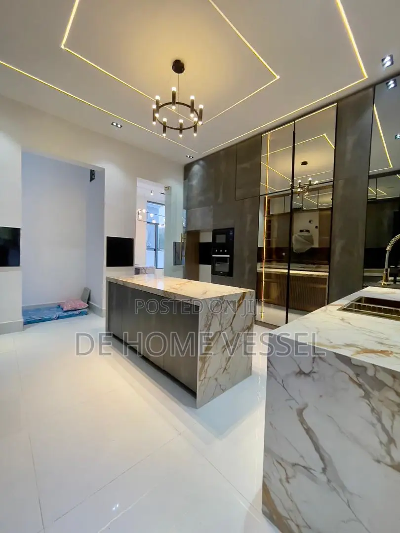 5bdrm Duplex in Chevron for sale in Chevron