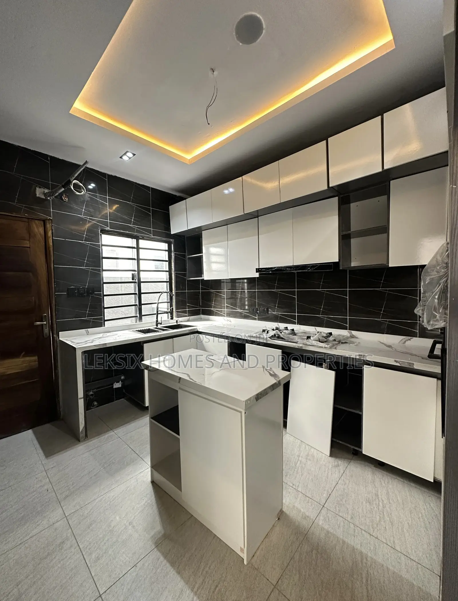 4bdrm Duplex in A Well Secured, Lekki Phase 2 for sale in Lekki Phase 2