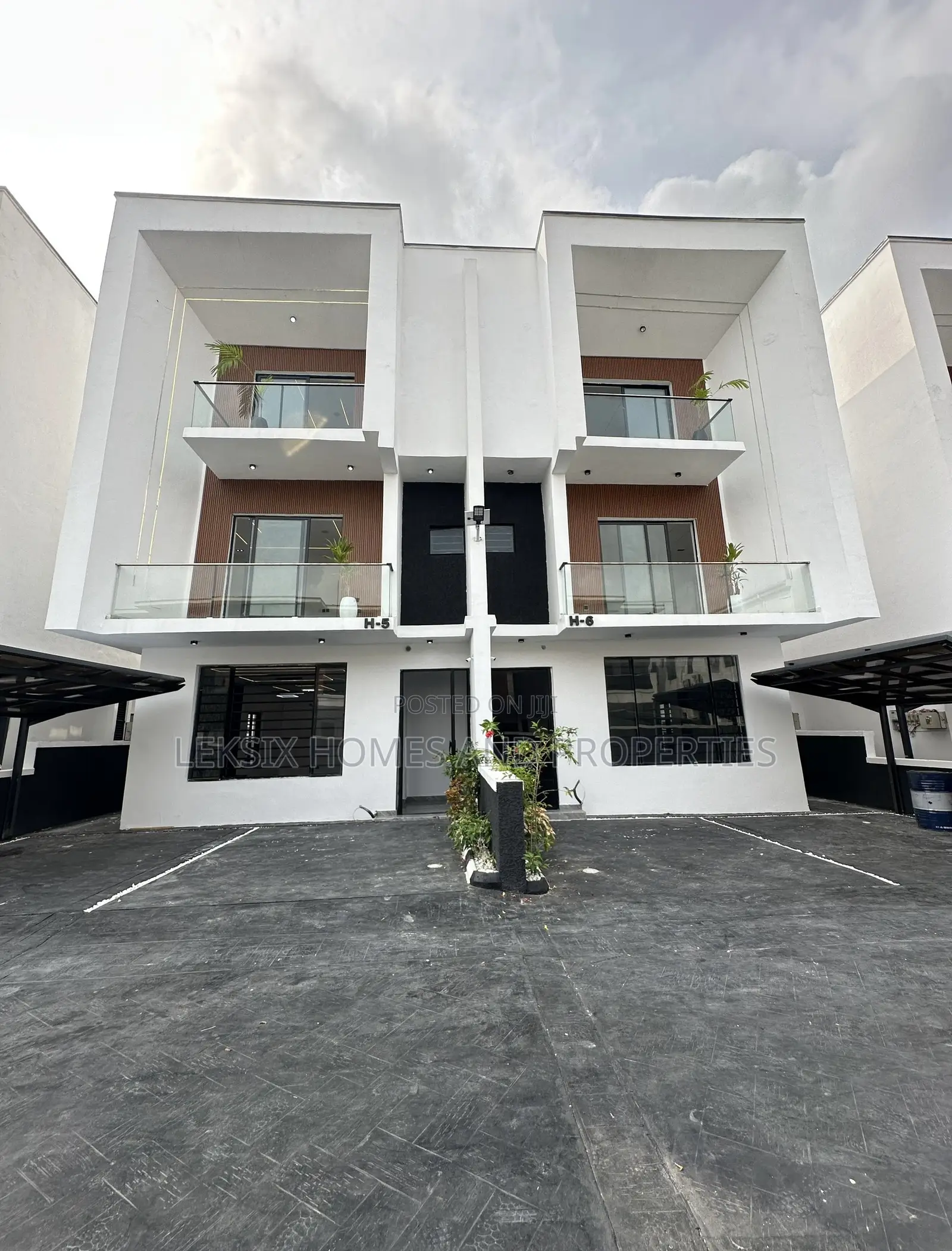 4bdrm Duplex in A Well Secured, Lekki Phase 2 for sale in Lekki Phase 2