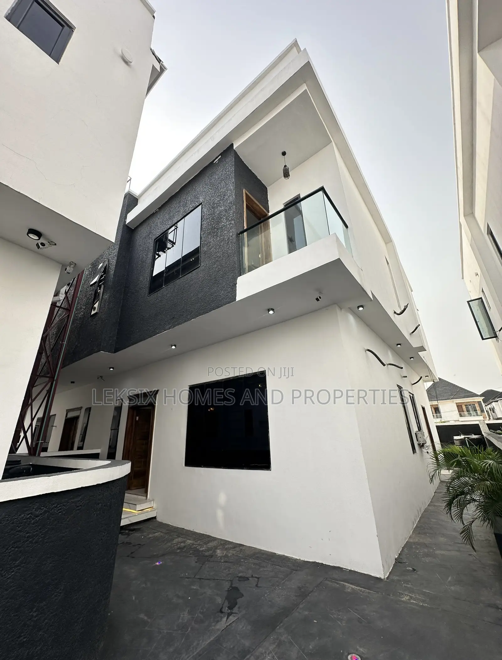 4bdrm Duplex in A Well Secured, Lekki Phase 2 for sale in Lekki Phase 2