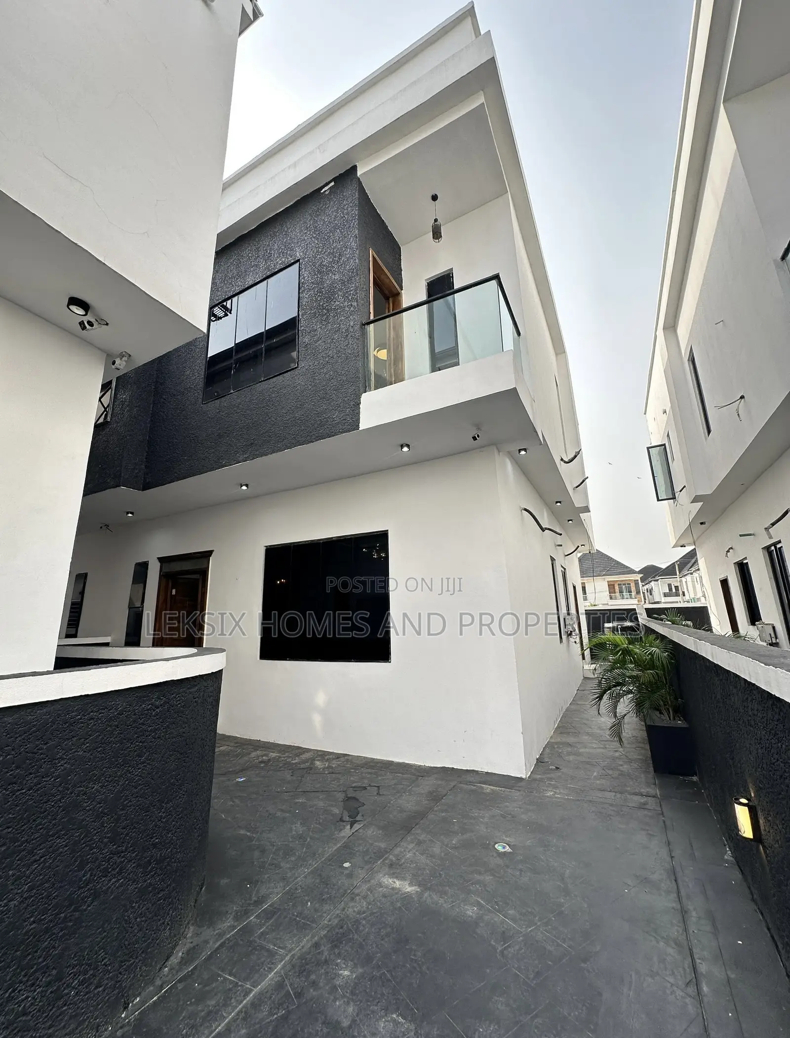 4bdrm Duplex in A Well Secured, Lekki Phase 2 for sale in Lekki Phase 2