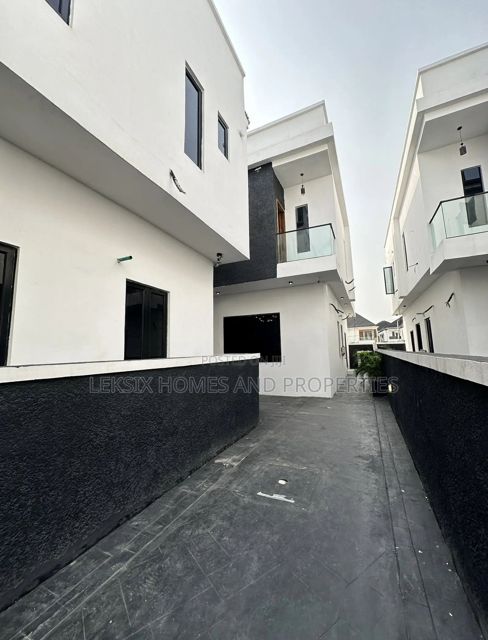 4bdrm Duplex in A Well Secured, Lekki Phase 2 for sale in Lekki Phase 2