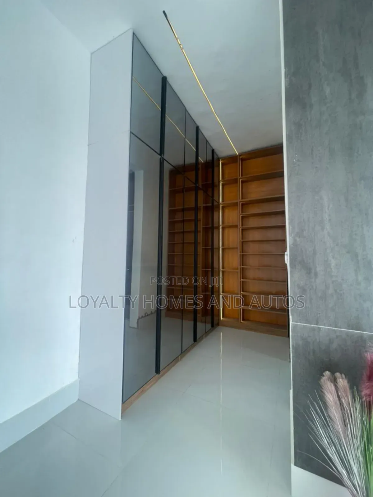 5bdrm Duplex in Chevron for sale in Chevron