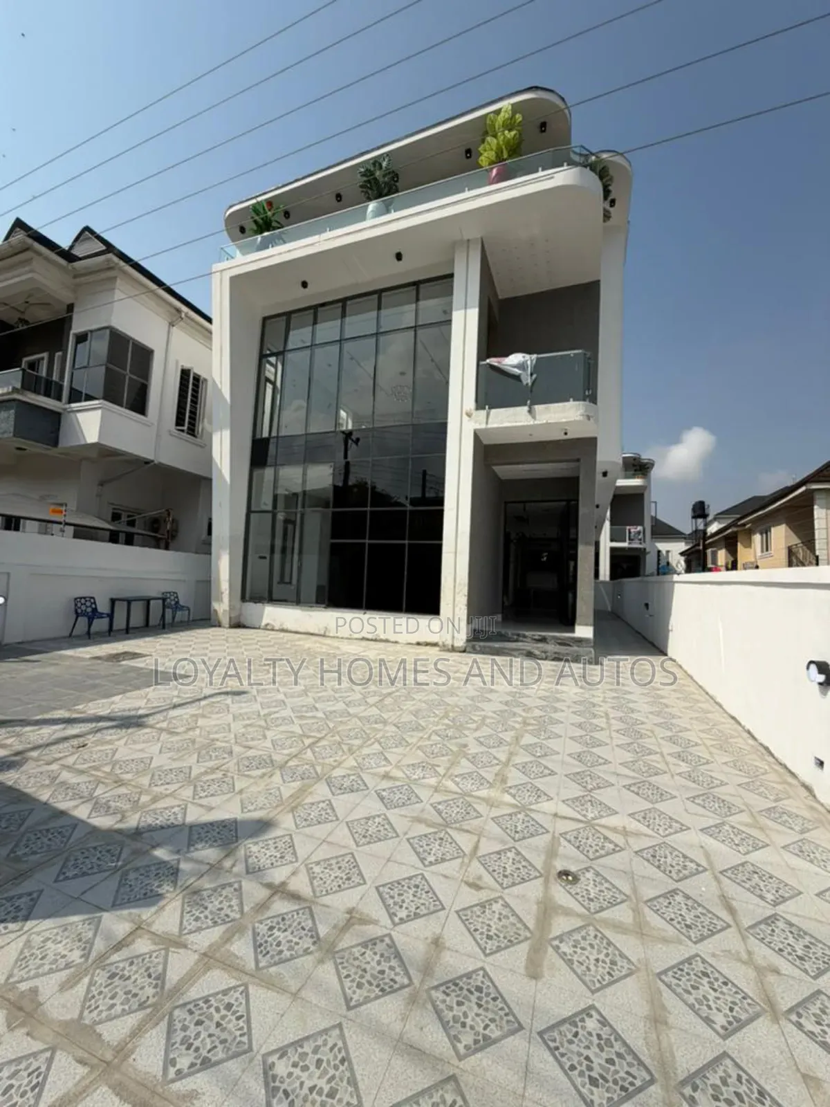 5bdrm Duplex in Chevron for sale in Chevron