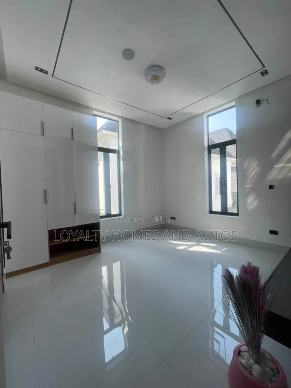 5bdrm Duplex in Chevron for sale in Chevron