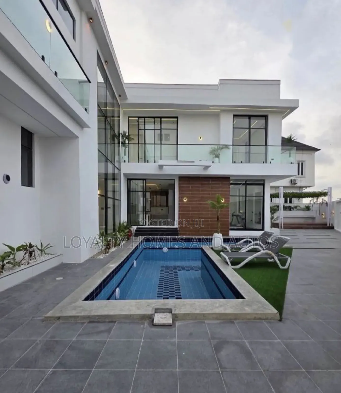 5bdrm Duplex in Chevron for sale in Chevron