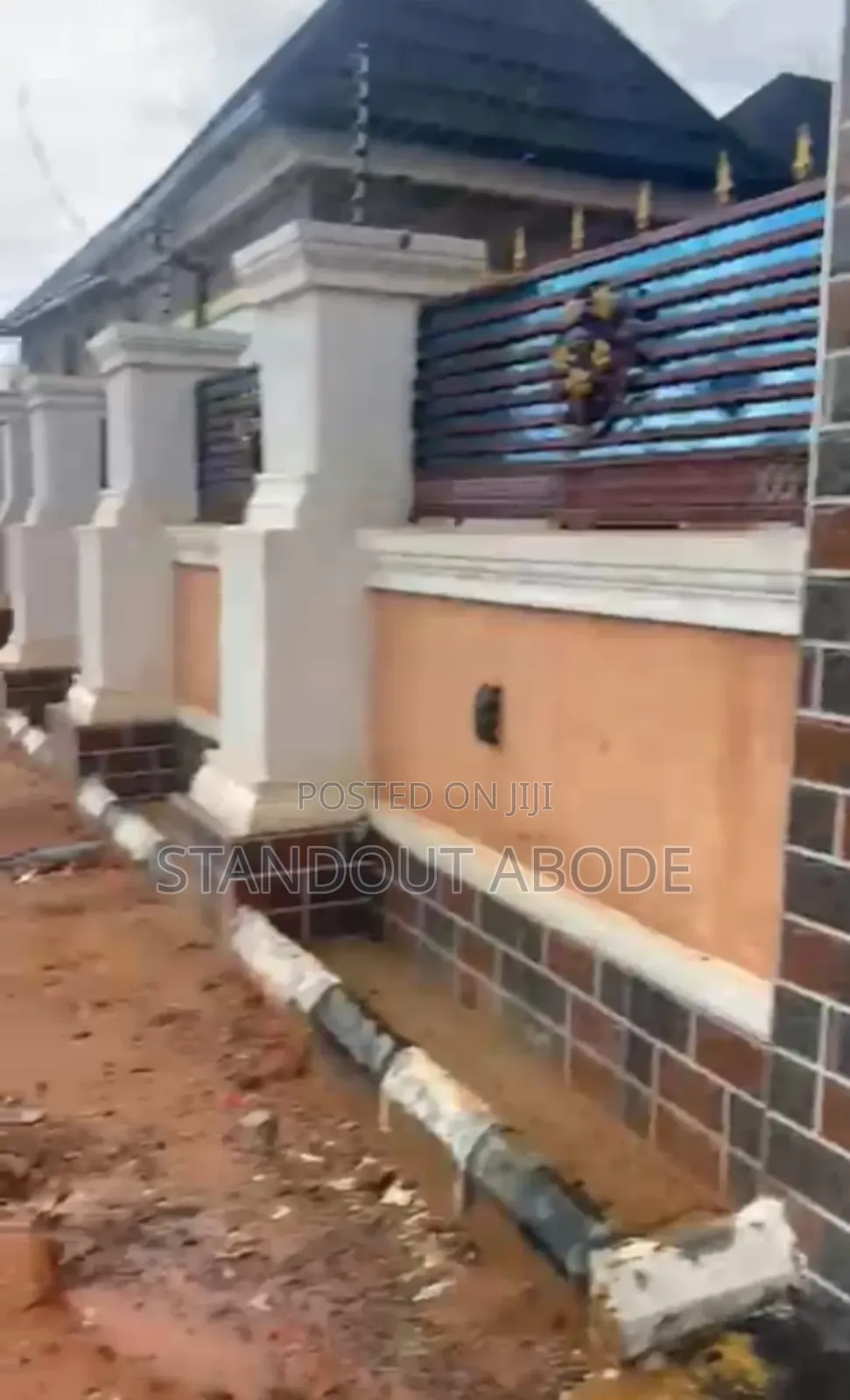 4bdrm Bungalow in In A Secure And, Oshimili South for sale in Oshimili South