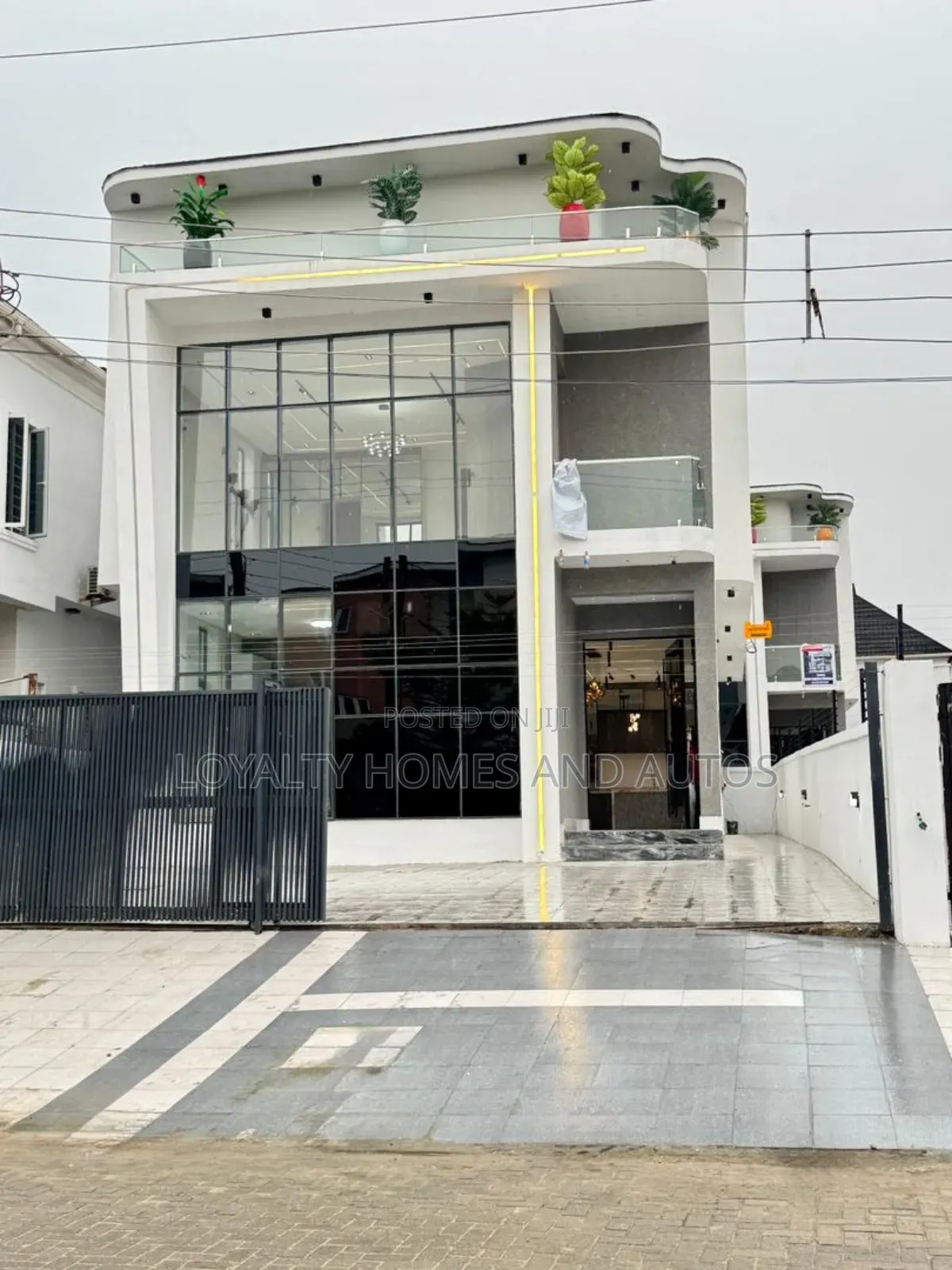 5bdrm Mansion in Chevron for sale in Chevron