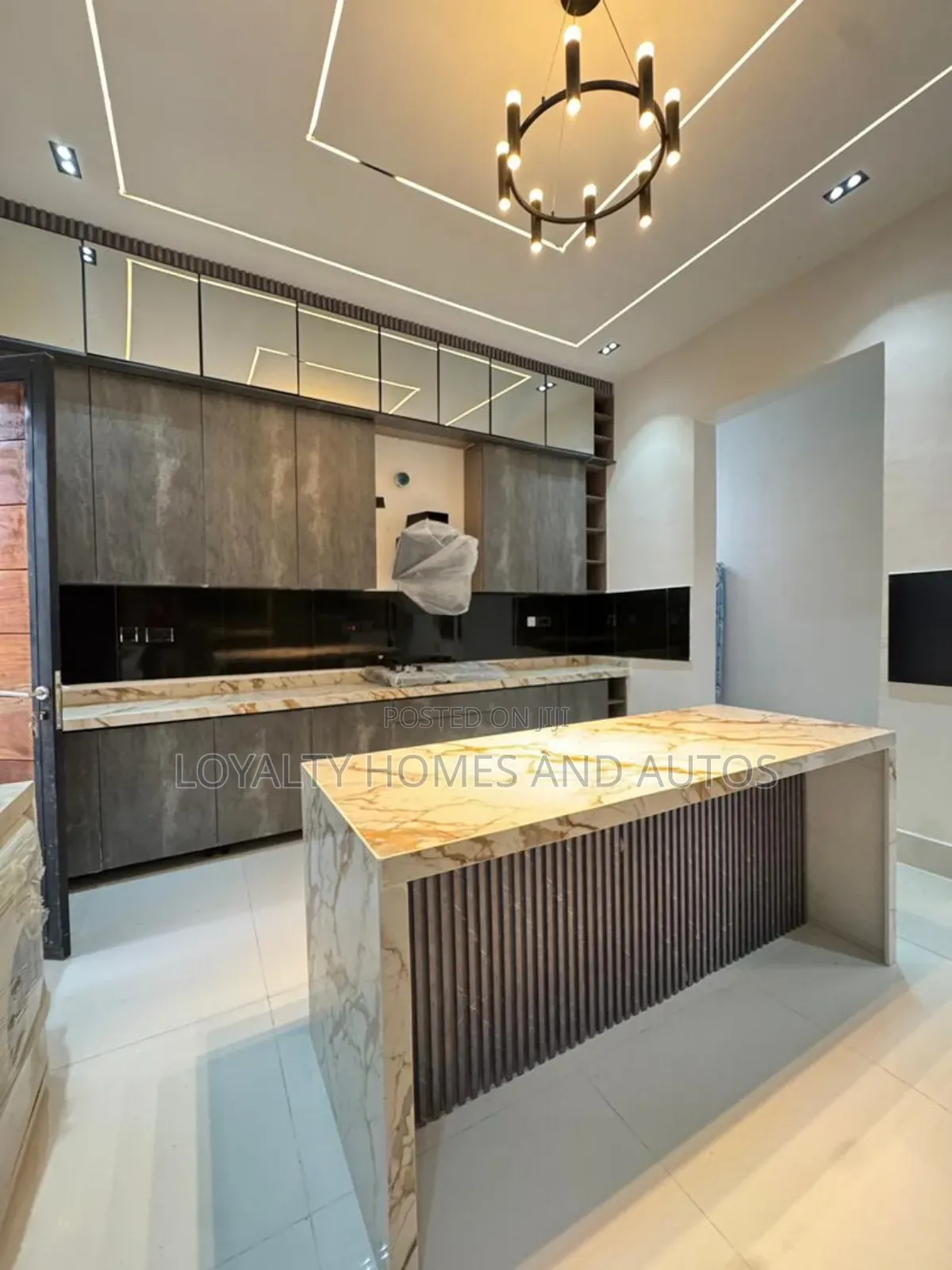 5bdrm Mansion in Chevron for sale in Chevron