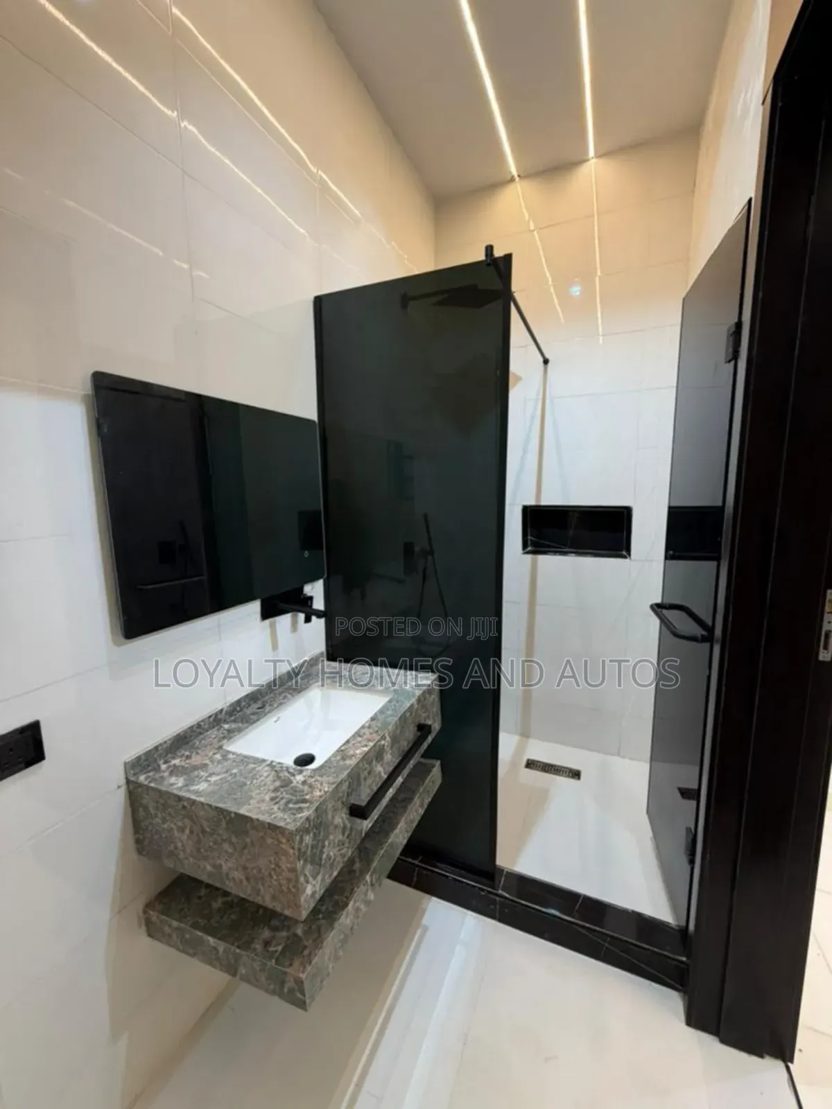 5bdrm Duplex in Chevron for sale in Chevron