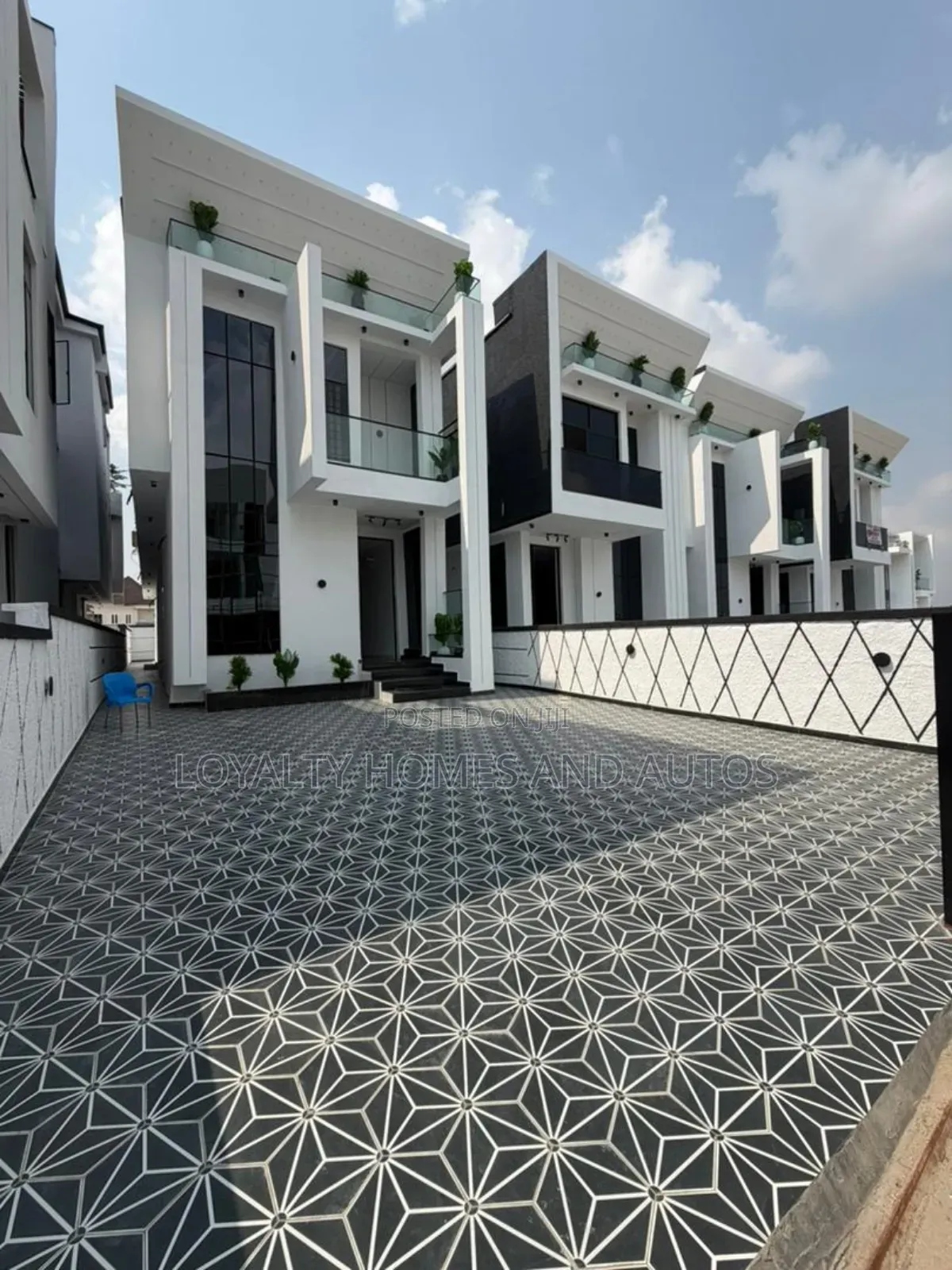 5bdrm Duplex in Chevron for sale in Chevron
