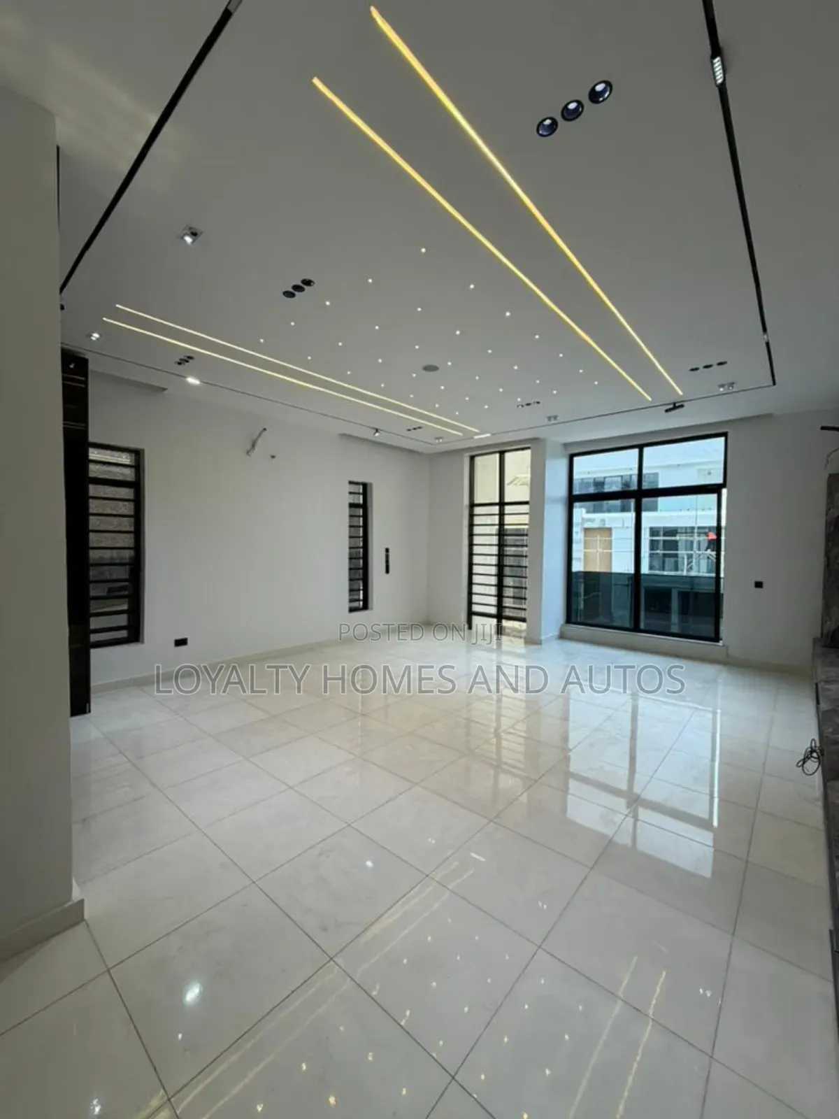5bdrm Duplex in Chevron for sale in Chevron