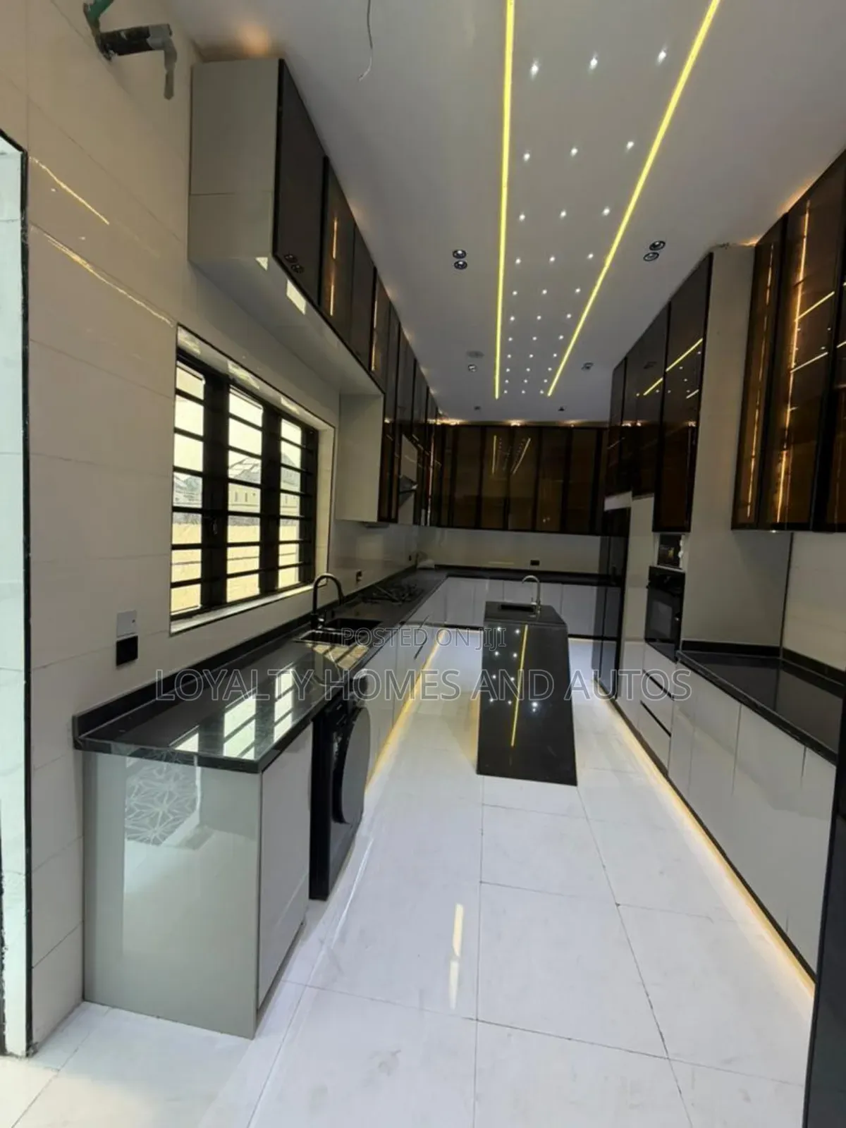 5bdrm Duplex in Chevron for sale in Chevron