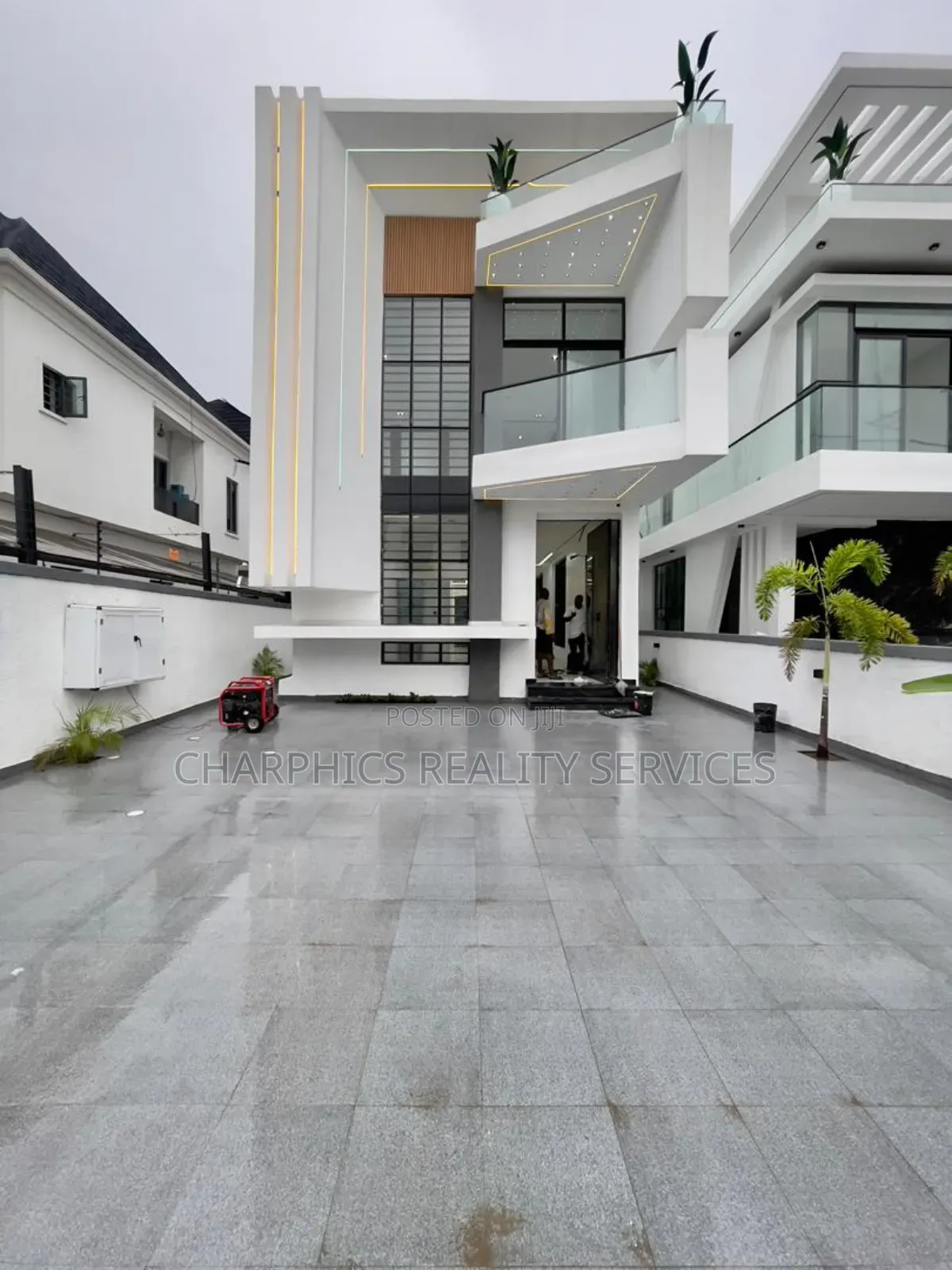 5bdrm Duplex in Chevron for sale in Chevron
