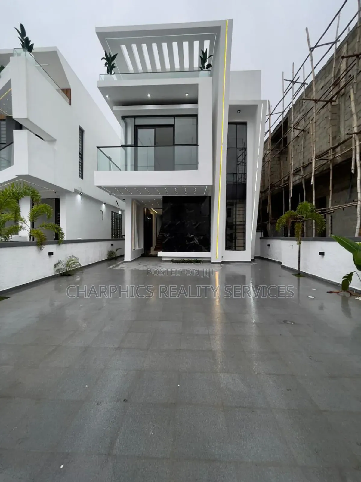 5bdrm Duplex in Chevron for sale in Chevron