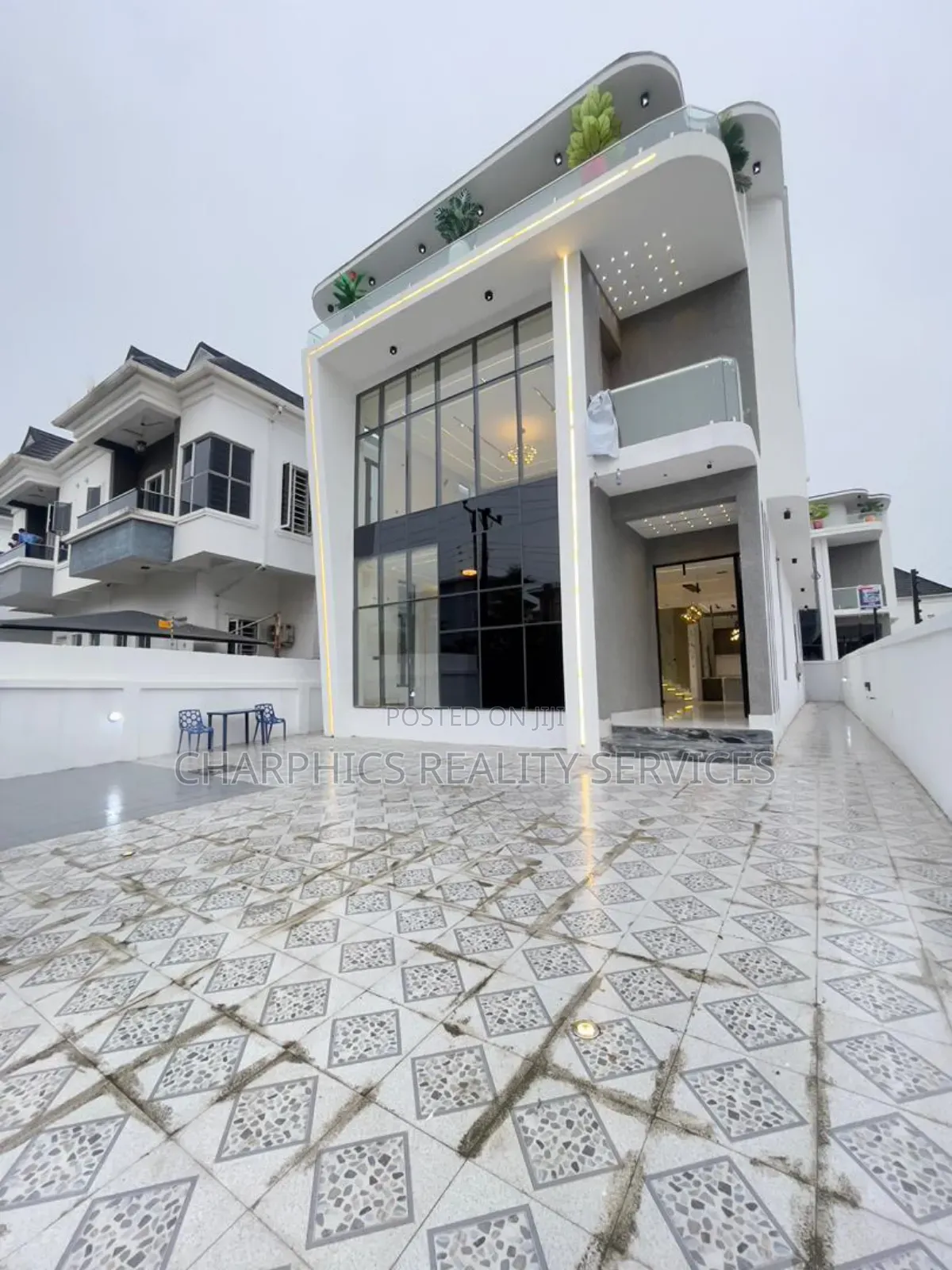 5bdrm Duplex in Chevron for sale in Chevron