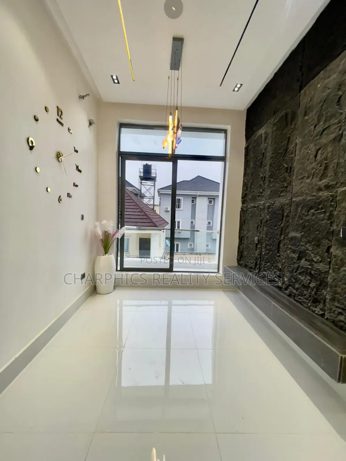5bdrm Duplex in Chevron for sale in Chevron