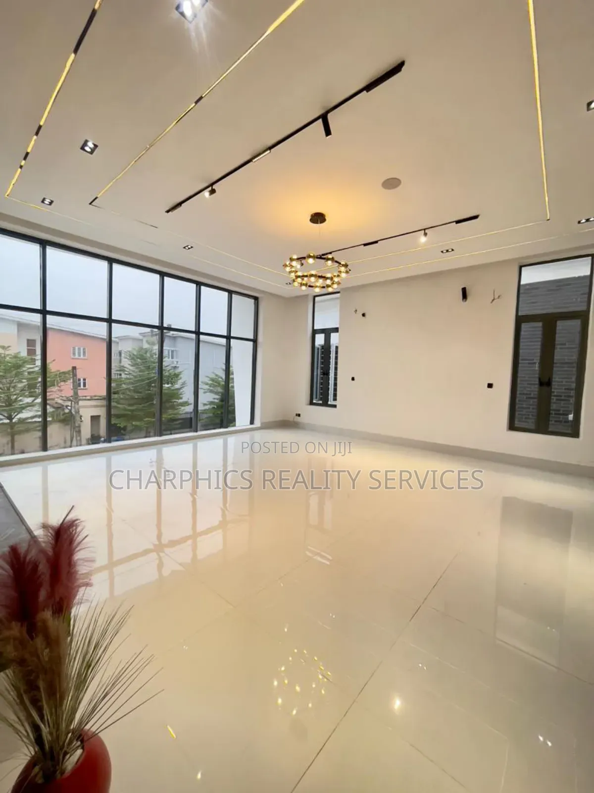5bdrm Duplex in Chevron for sale in Chevron