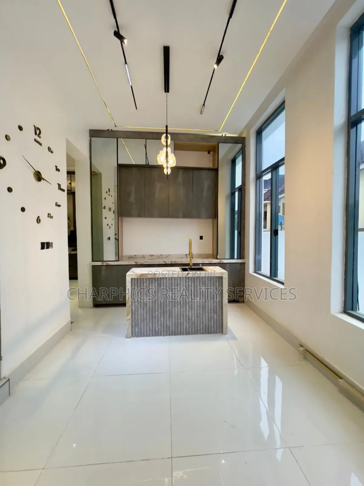 5bdrm Duplex in Chevron for sale in Chevron