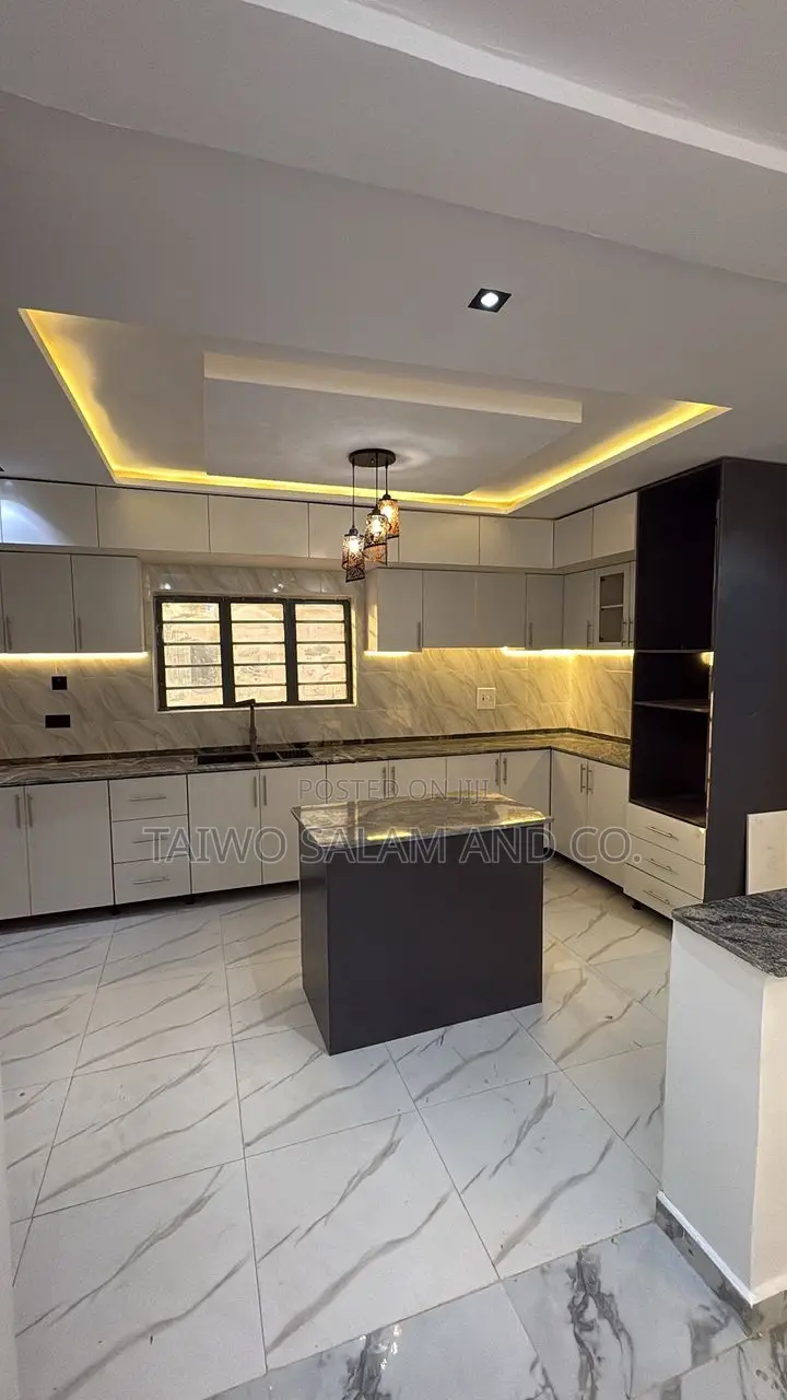 4bdrm Duplex in Oluyole Estate for sale in Oluyole Estate