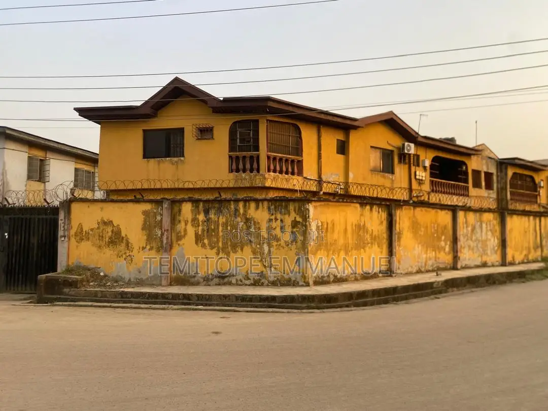 Furnished 18bdrm House in Akowonjo Alimosho for sale in Akowonjo
