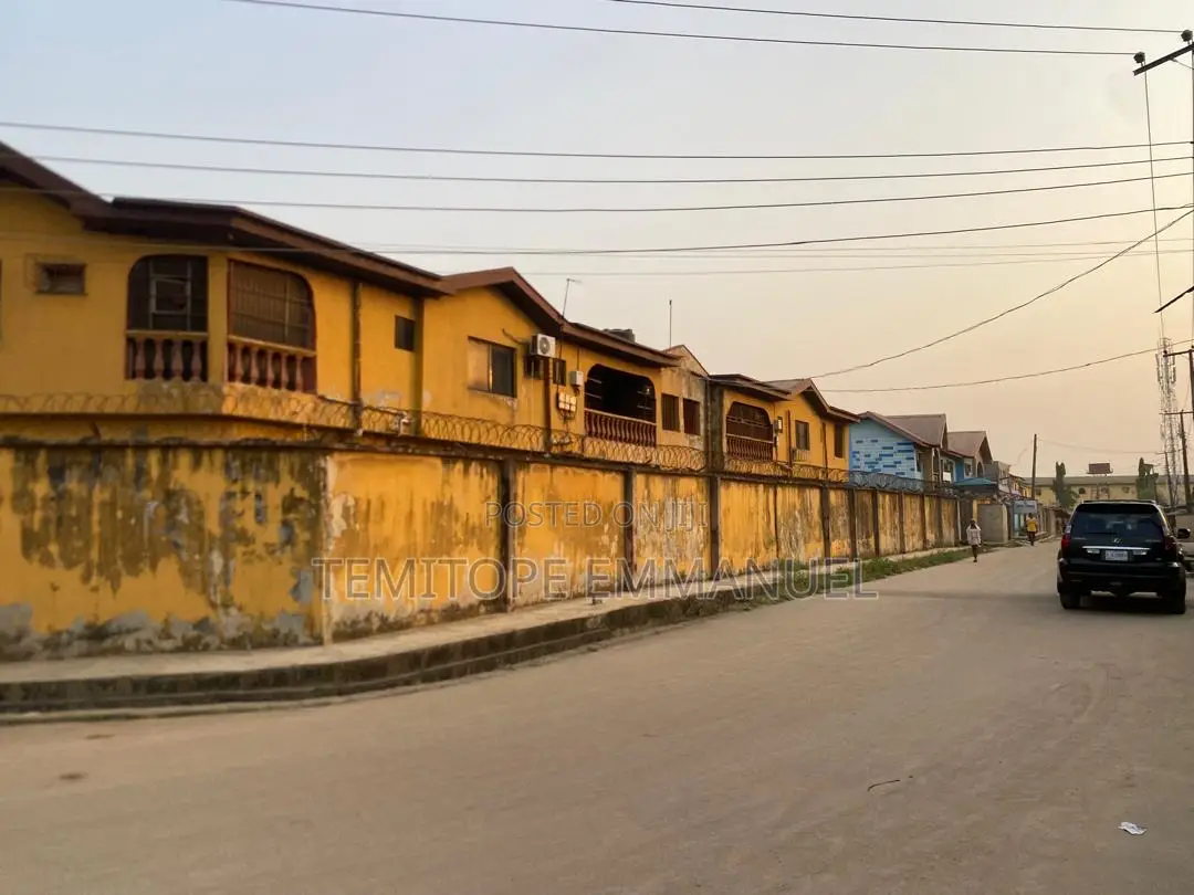Furnished 18bdrm House in Akowonjo Alimosho for sale in Akowonjo