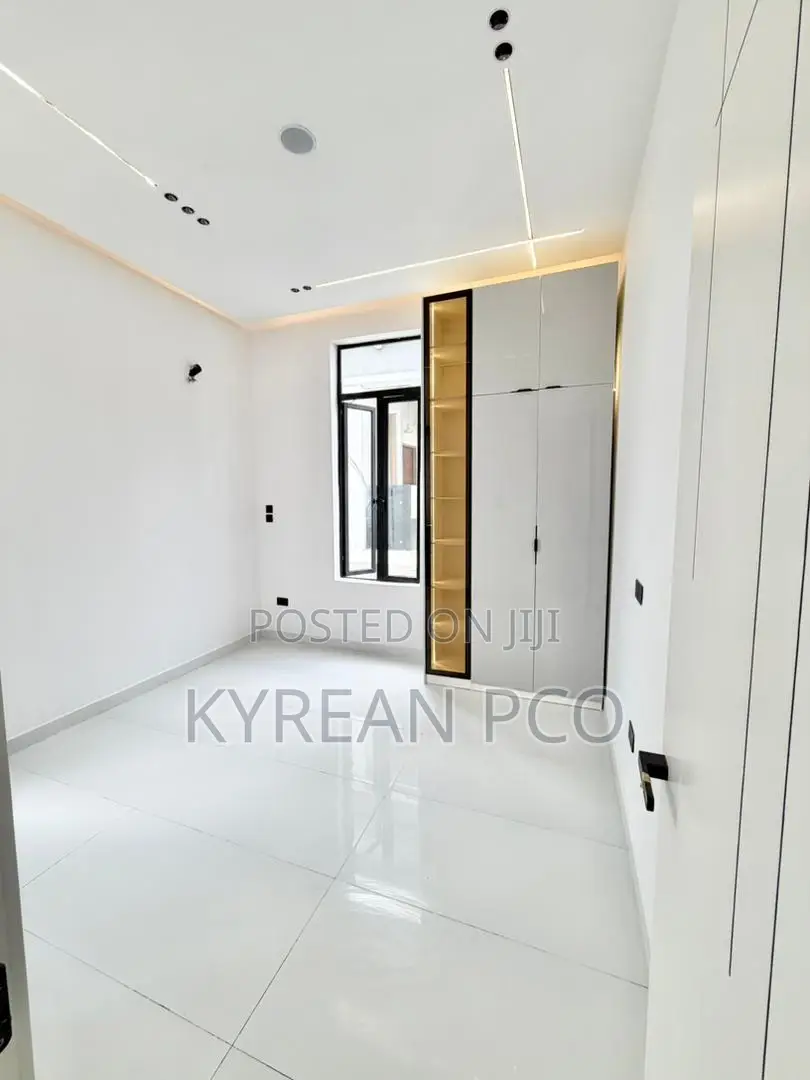 5bdrm Duplex in Chevron for sale in Chevron