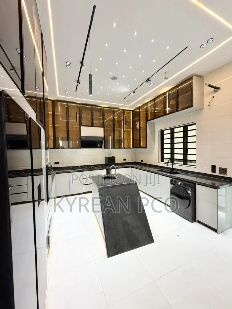 5bdrm Duplex in Chevron for sale in Chevron