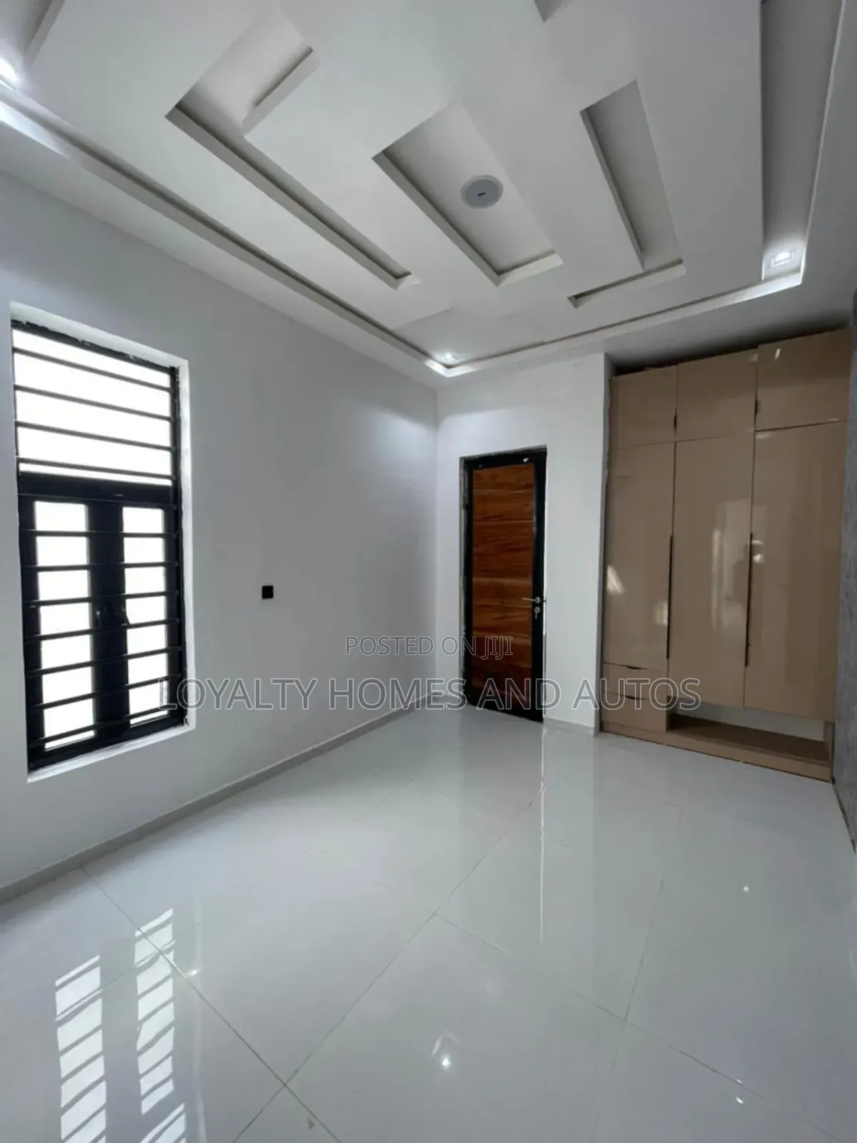 5bdrm Duplex in Chevron for sale in Chevron