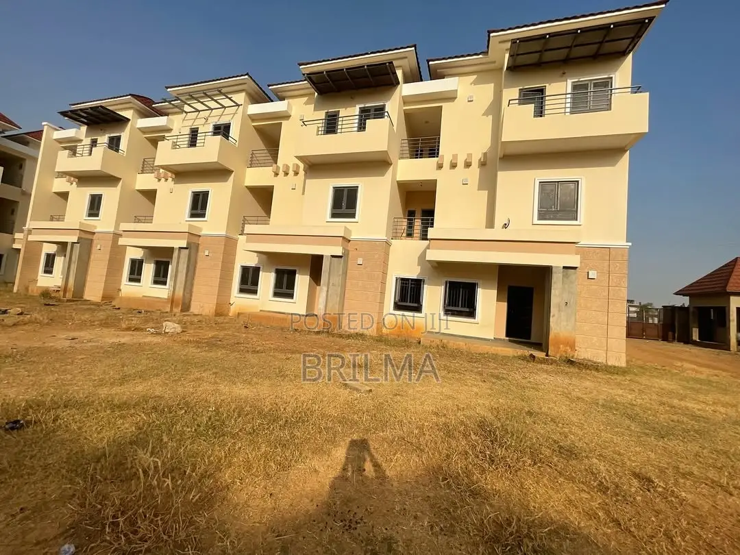4bdrm Duplex in Lugbe District for sale in Lugbe District