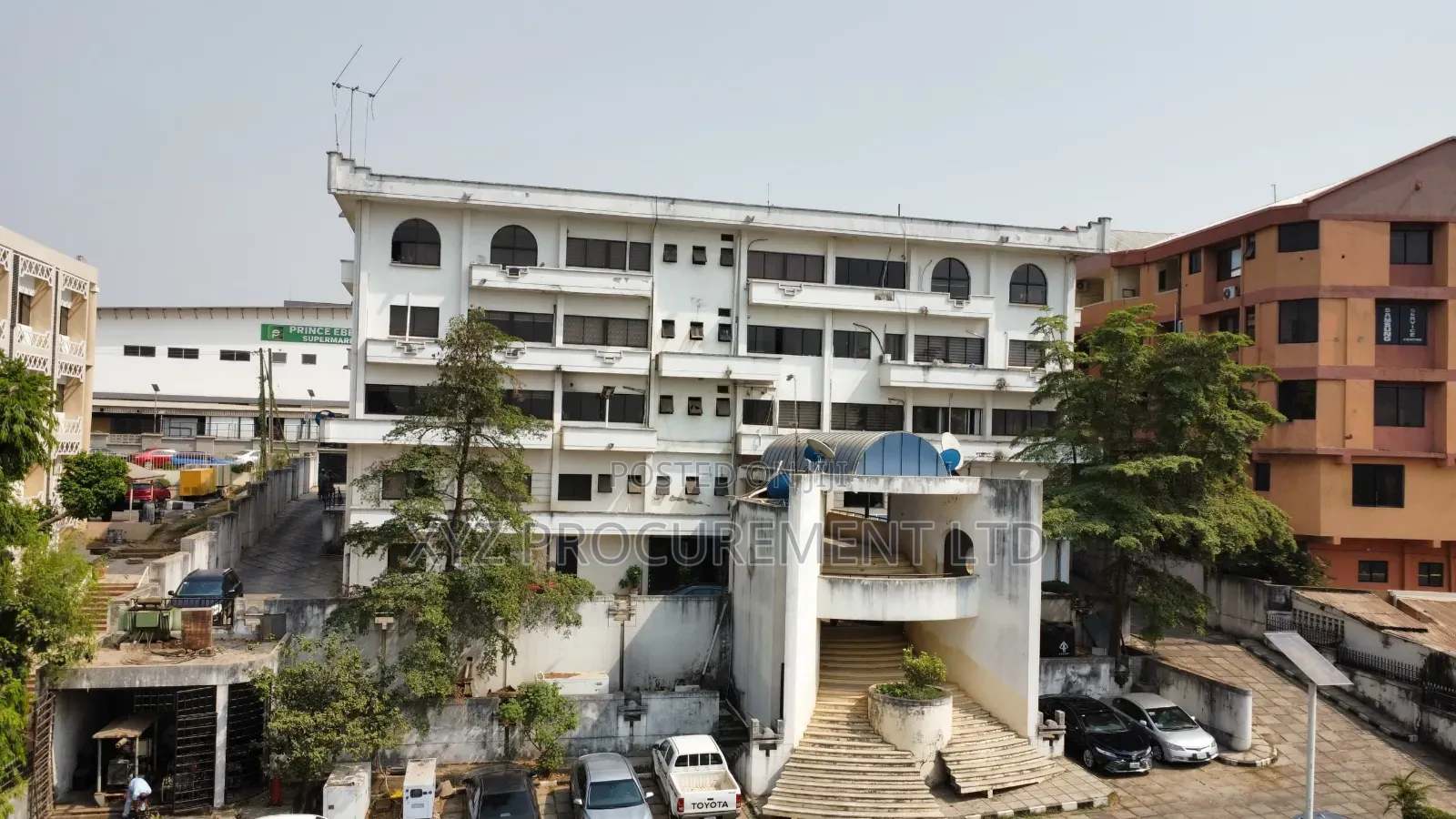 Corporate Building on 6,000 SQM in Zone 4 in Zone 4 / Wuse