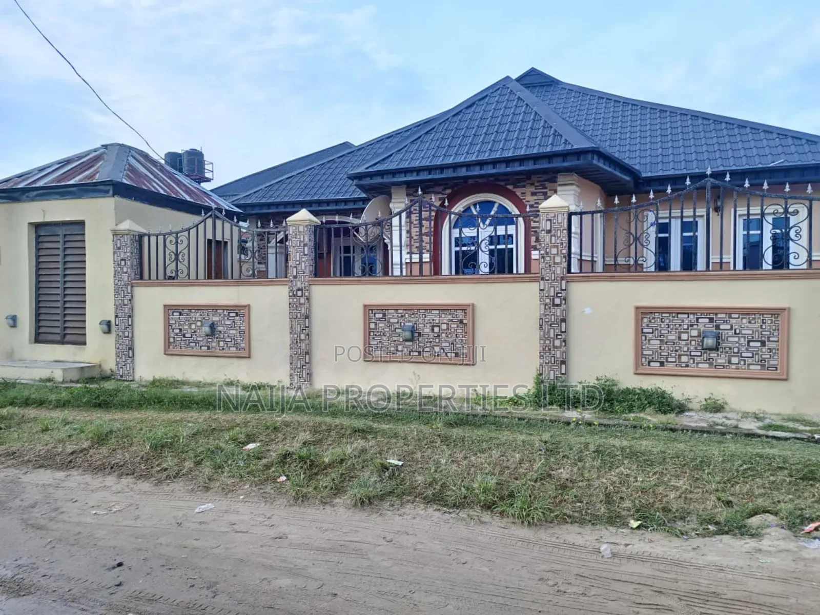 3bdrm Bungalow in New Road, Awoyaya for sale in Awoyaya