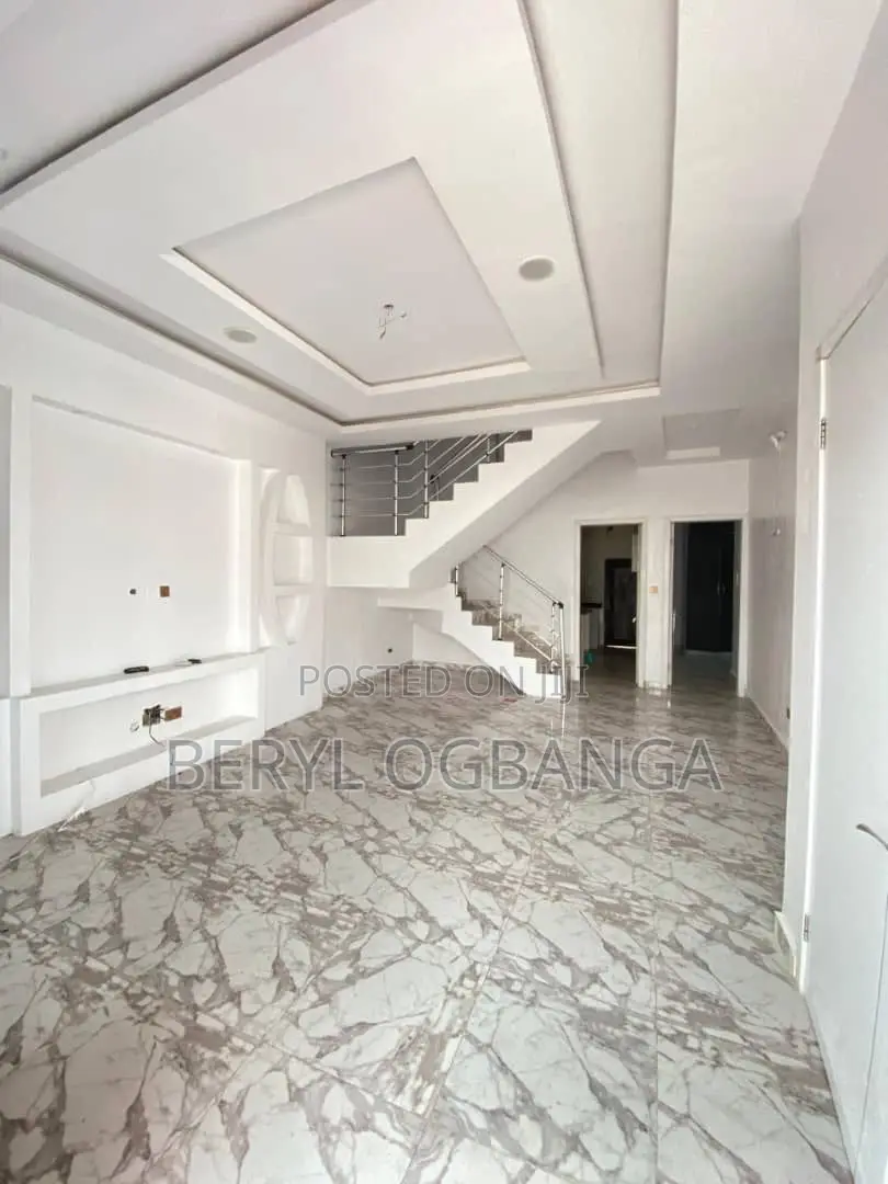 4bdrm Duplex in Chevron for rent in Chevron