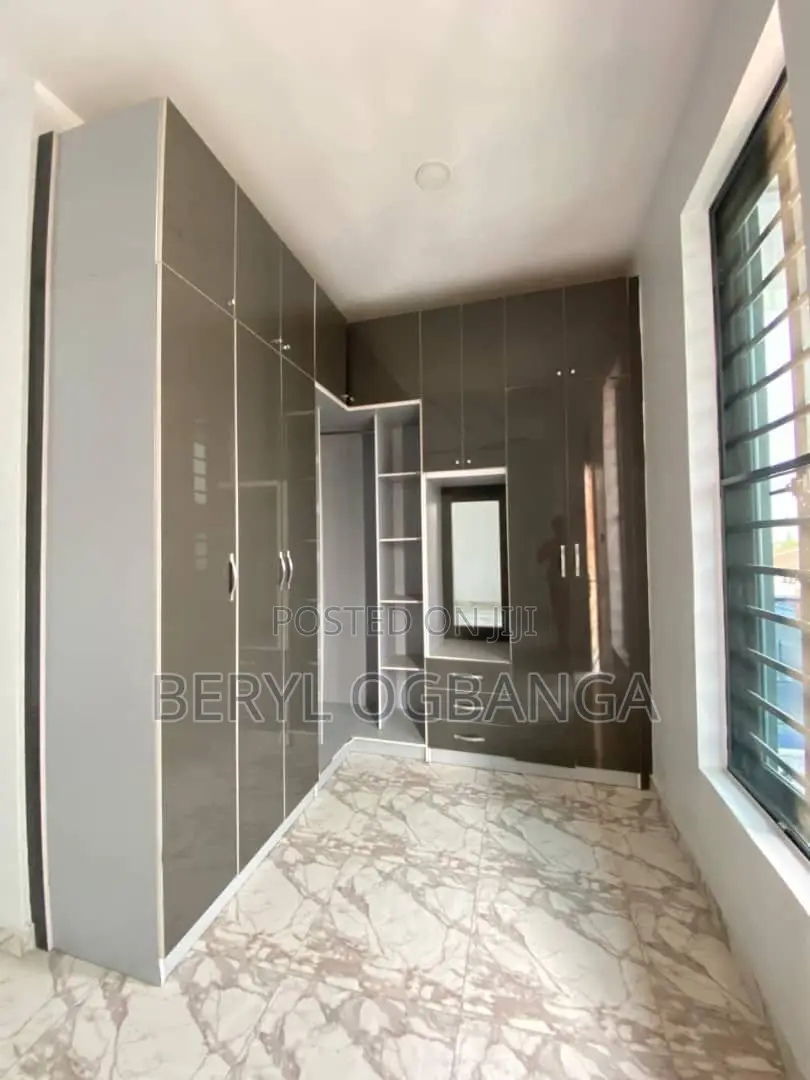 4bdrm Duplex in Chevron for rent in Chevron