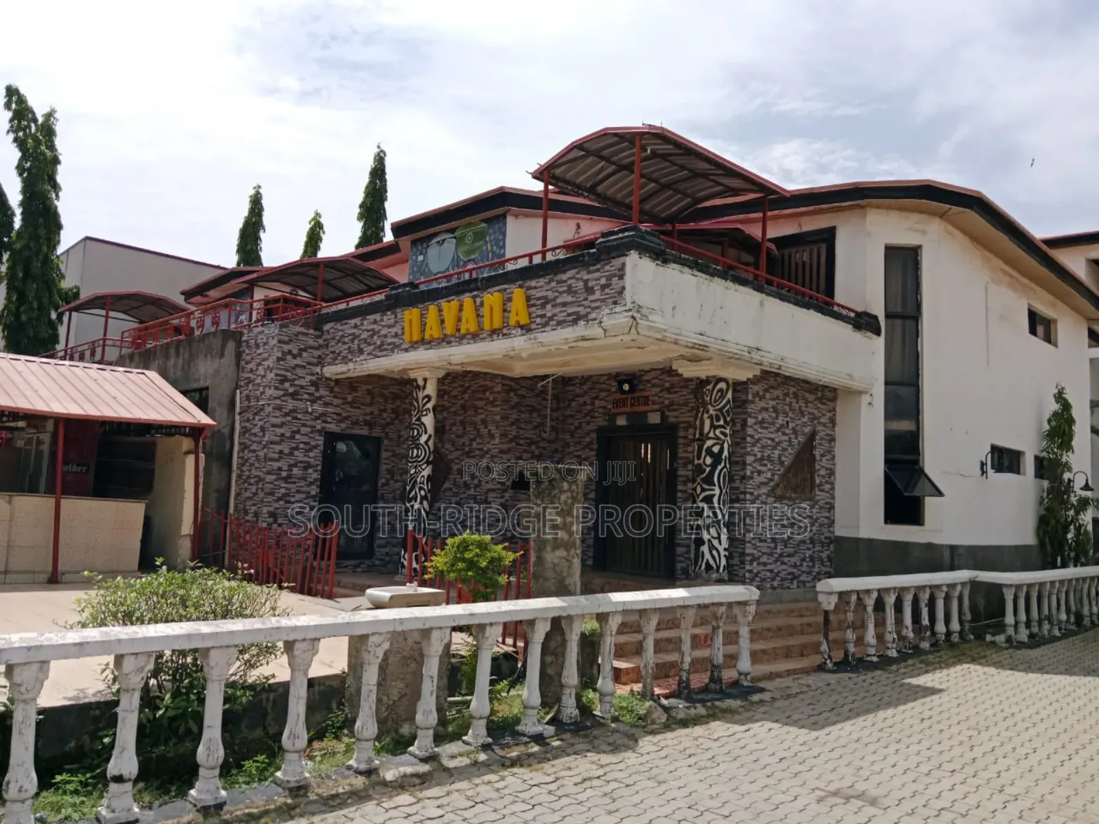 An Expandable Superbly Located 30-Room Hotel in Area 11