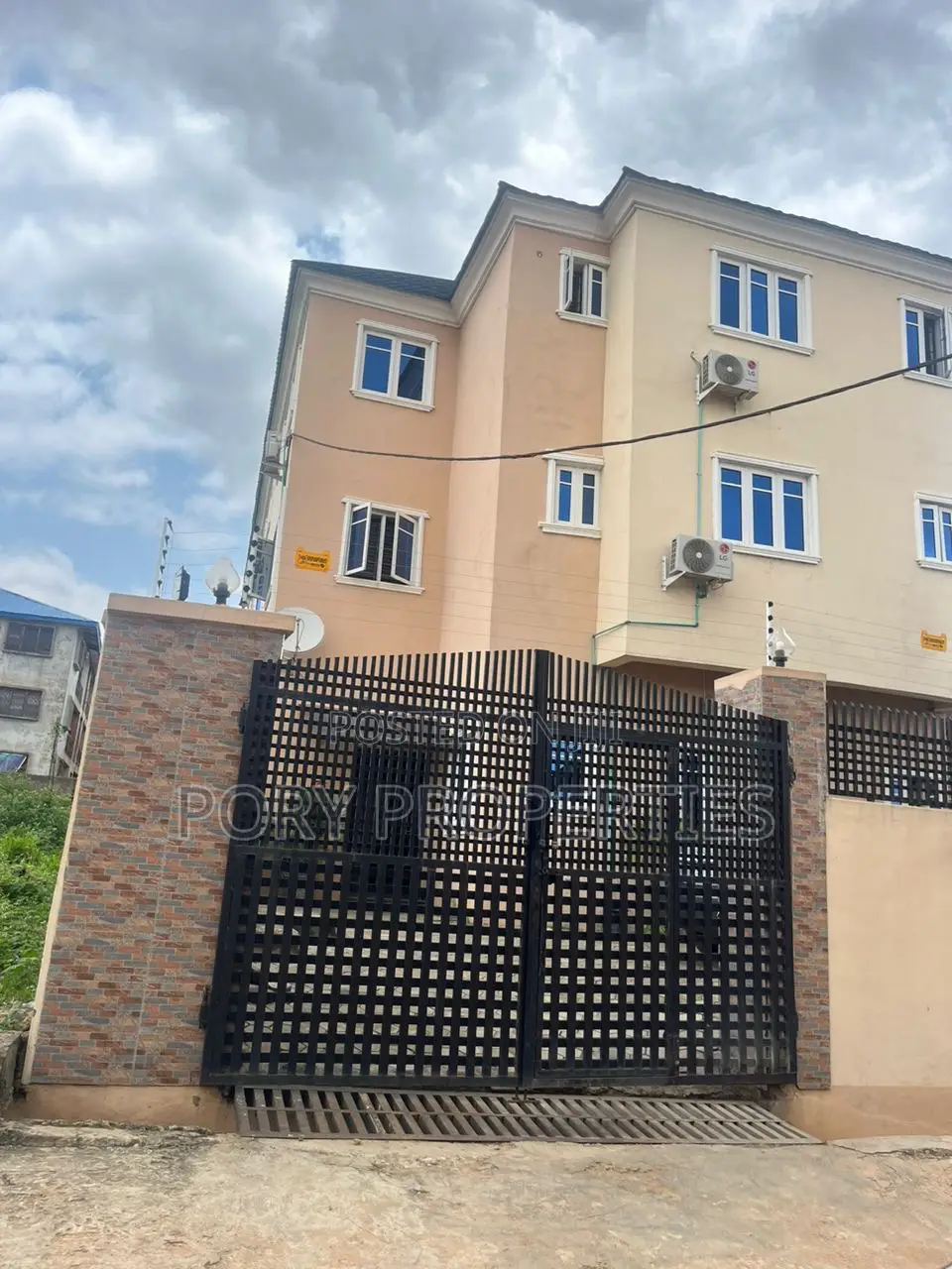 A Commercial 20 Bedroom,Very Modern 3 Storey Building in Agbowo