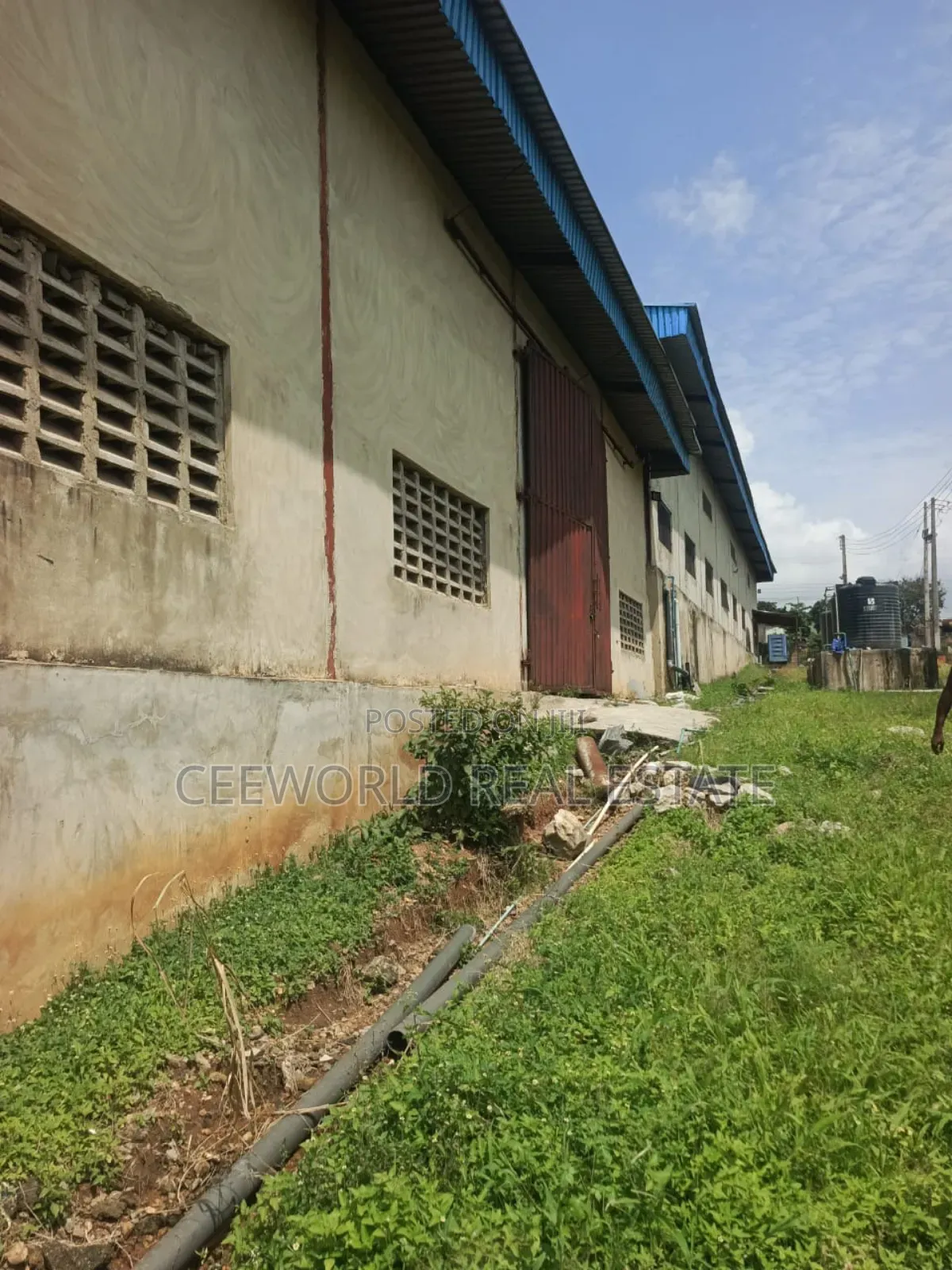 2000sqm of Ware House at Podo Off New Garage in CHallenge / Ibadan