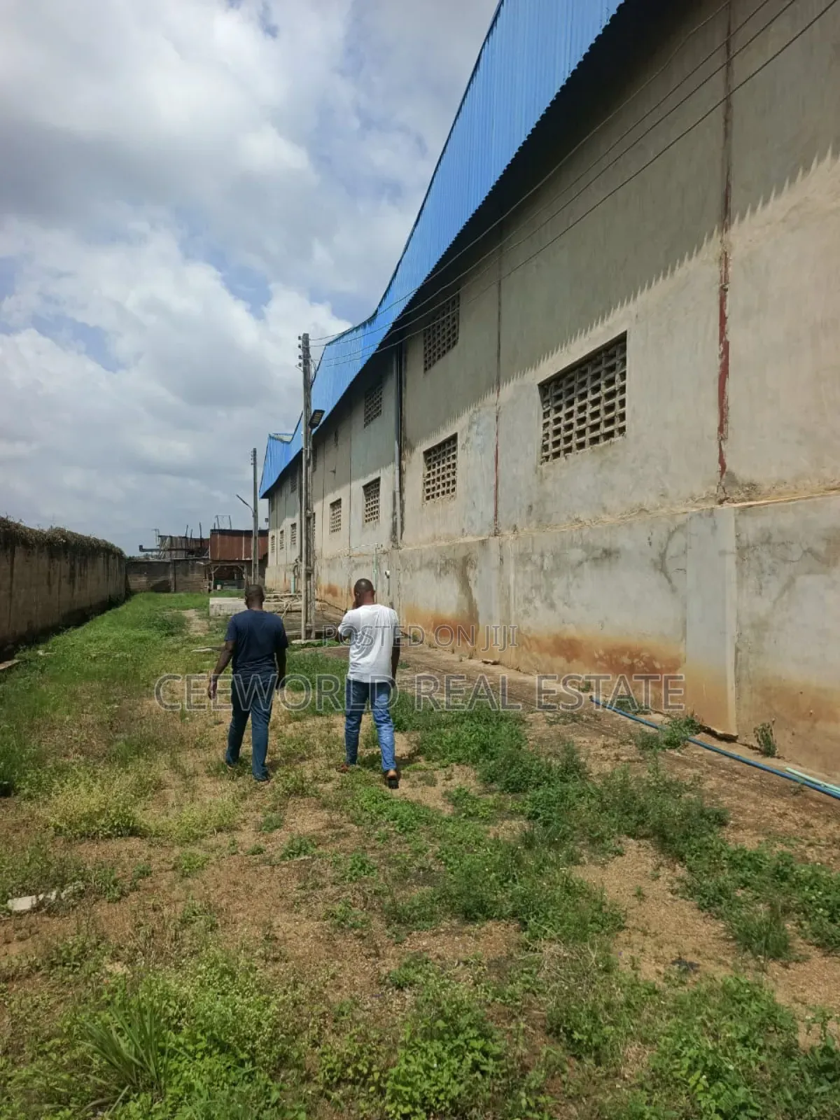 2000sqm of Ware House at Podo Off New Garage in CHallenge / Ibadan