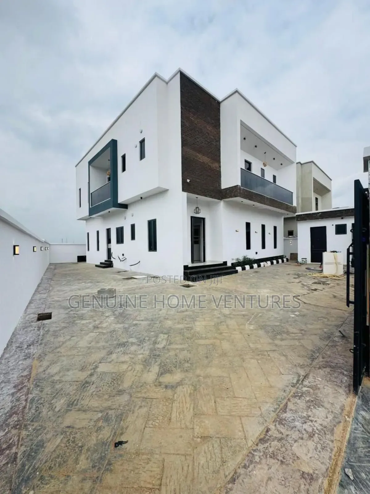 4bdrm Duplex in Oba Akran for sale in Oba Akran