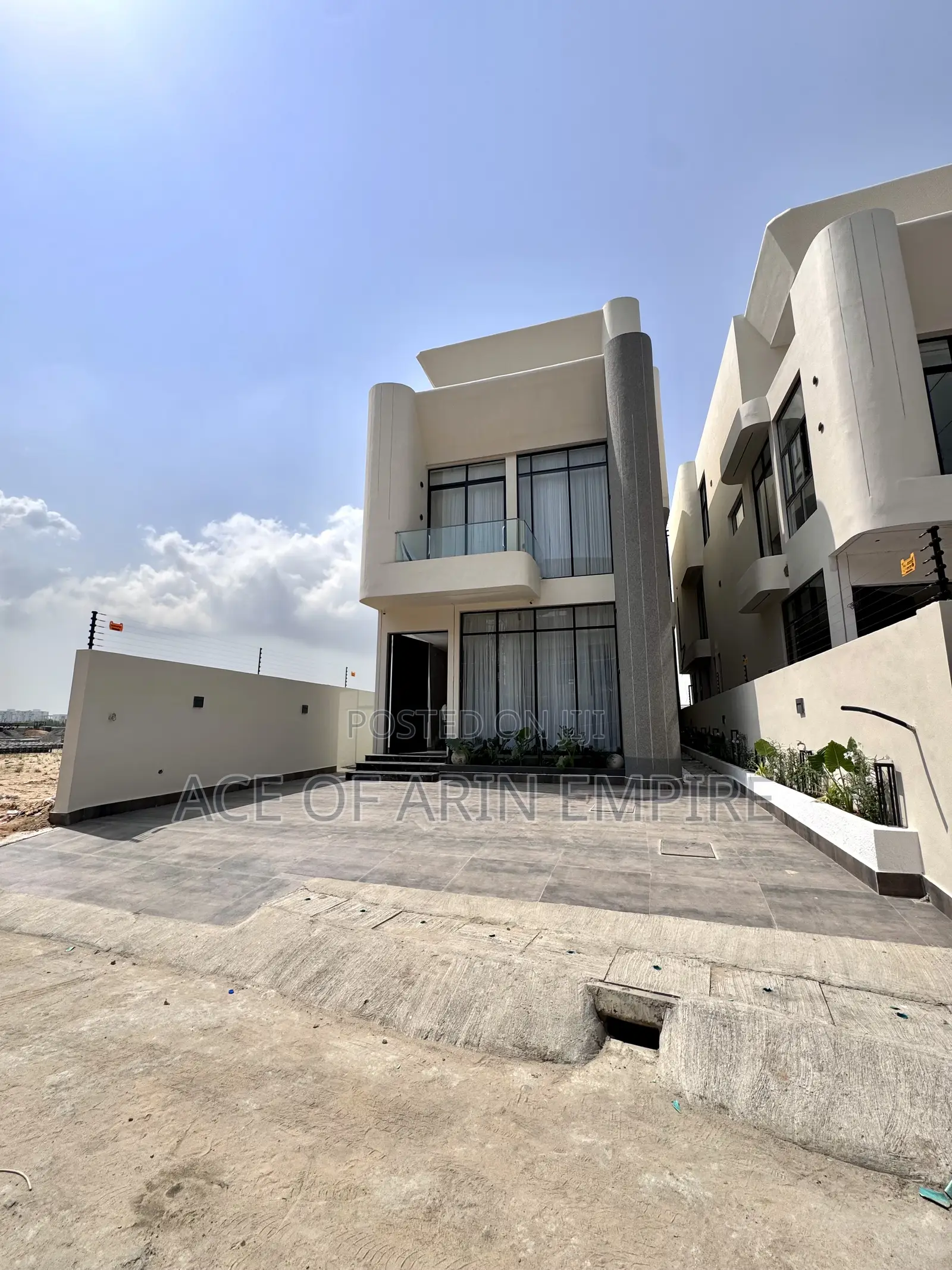 5bdrm Duplex in Lekki Phase 1 for sale in Lekki Phase 1