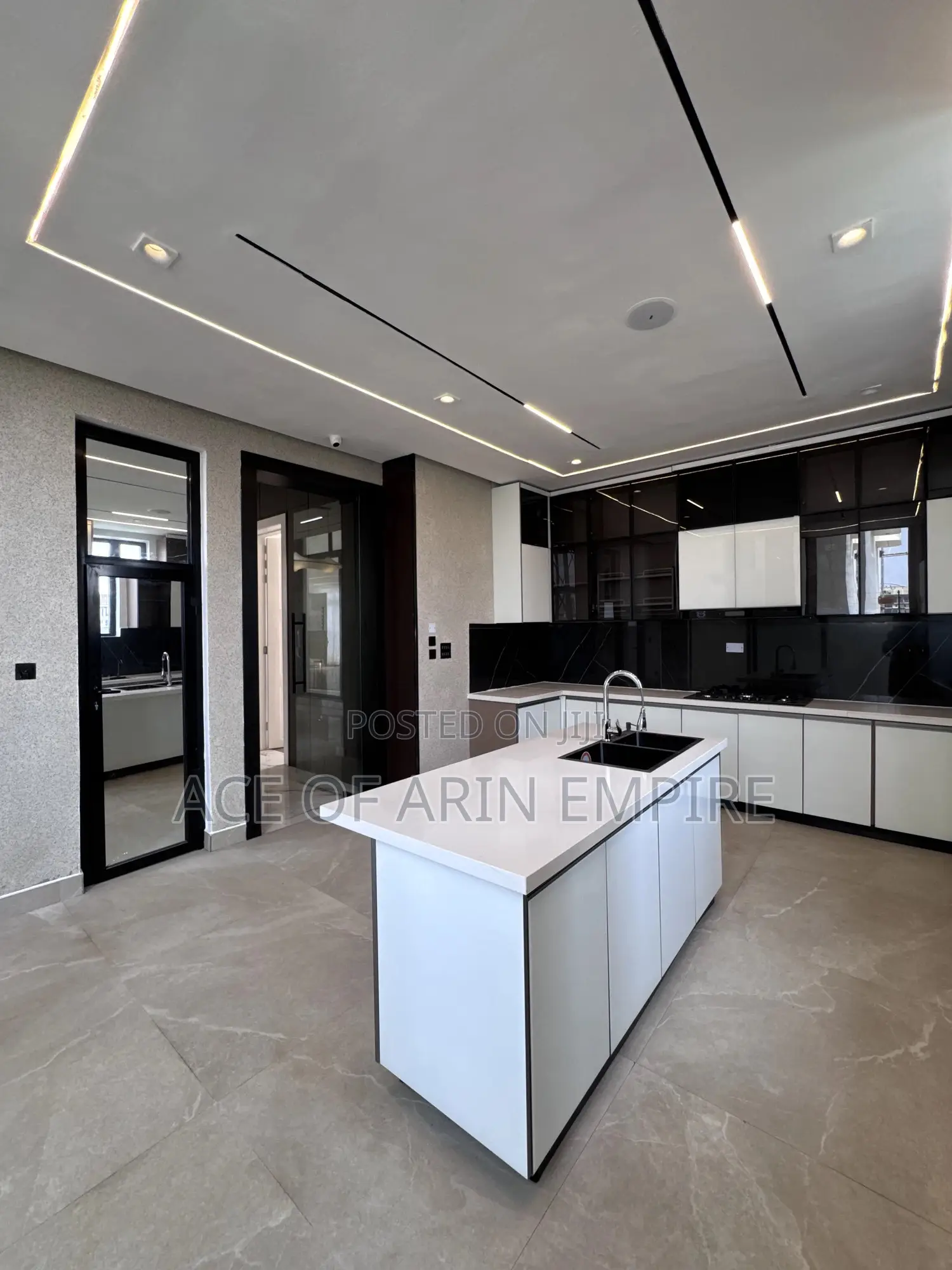 5bdrm Duplex in Lekki Phase 1 for sale in Lekki Phase 1
